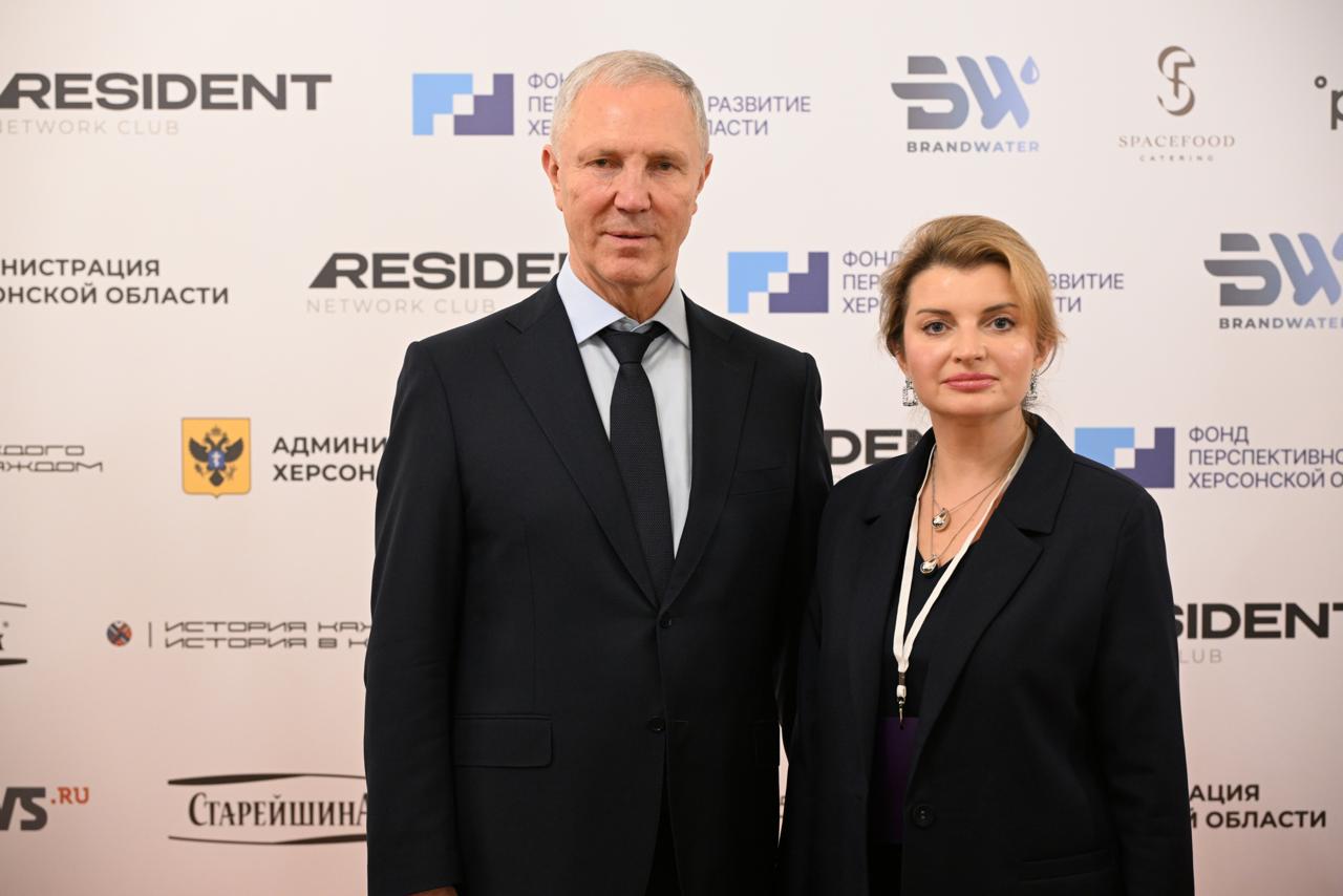 На Кремлевскую елку в этом году отправятся 100 ребят из Херсонской области сообщил Владимир Сальдо Губернатор Владимир Сальдо на полях ТИЭФ обсудил с уполномоченным по правам ребенка Ириной Кравченко меры поддержки молодых семей и подготовку к новогодним мероприятиям Особое внимание уделили тому как сделать праздник радостным и незабываемым для детей региона В этом году 100 ребят из Херсонской области поедут на Кремлевскую елку в Москву Сейчас организаторы продумывают трансфер безопасность и сопровождение чтобы путешествие прошло комфортно и стало ярким событием для каждого юного участника