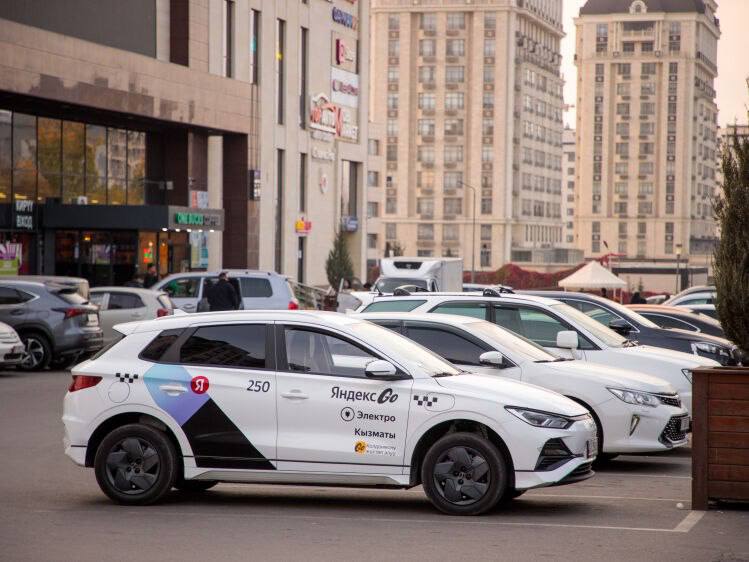 Более 22 миллиардов сомов заработали партнеры Яндекс Go в 2025 году По данным сервиса доход парков партнеров и их водителей от заказов из Яндекс Go за 11 месяцев 2025 года составил более 22 млрд сомов или около 250 млн Это на 35 больше чем за аналогичный период 2024 го Эта сумма включает доходы парков партнеров Яндекс Go и их водителей от поездок через сервис за вычетом вознаграждения комиссии сервиса За январь ноябрь этого года средний доход водителя в час от поездок в сервисе вырос на 9 в среднем по Кыргызстану по сравнению с аналогичным периодом прошлого года По данным Яндекс Go за ноябрь 2025 го среднемесячный доход водителя от поездок через сервис в среднем по стране составил около 85 тысяч сомов при условии что он находился на линии 8 часов в день 22 дня в месяц Подписаться на news24kg Связаться с админом news24kg admin