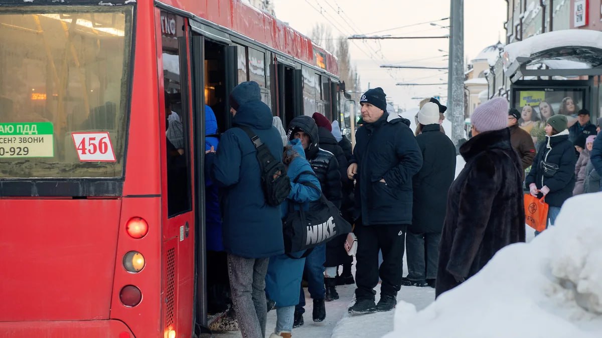 В Казани проезд в общественном транспорте подорожает до 46 рублей Столько же будет стоить поездка в Набережных Челнах Нижнекамске и Альметьевске В Мензелинске Нурлате Лениногорске Заинске и Актаныше проезд обойдется в 33 руб Повышение цен объяснили ростом цен на топливо электроэнергию запчасти увеличение МРОТ и эксплуатационными расходами на новую технику Фото Коммерсантъ Артемий Шуматов kommersantkazan
