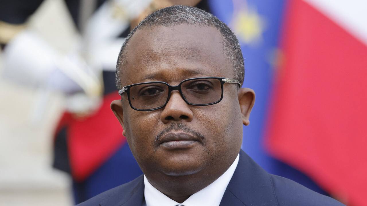 В Гвинее Бисау арестовали президента после выборов По словам лидера республики Умару Сисоку Эмбало государственный переворот организовал начальник штаба сухопутных войск Его арестовали в своем кабинете в президентском дворце без применения насилия Однако по данным источников издания Jeune Afrique у резиденции днем были слышны выстрелы Вместе с президентом Гвинеи Бисау арестовали начальника Генштаба вооруженных сил Биаге На Нтана заместителя начальника штаба Мамаду Туре и министра внутренних дел Боче Канде Президентские выборы в стране прошли 23 ноября Эмбало заявлял что по его собственным подсчетам он одержал победу набрав около 65 голосов В то же время независимый кандидат Фернанду Диаш также заявил о своей победе до объявления официальных результатов Африканская инициатива Подписаться