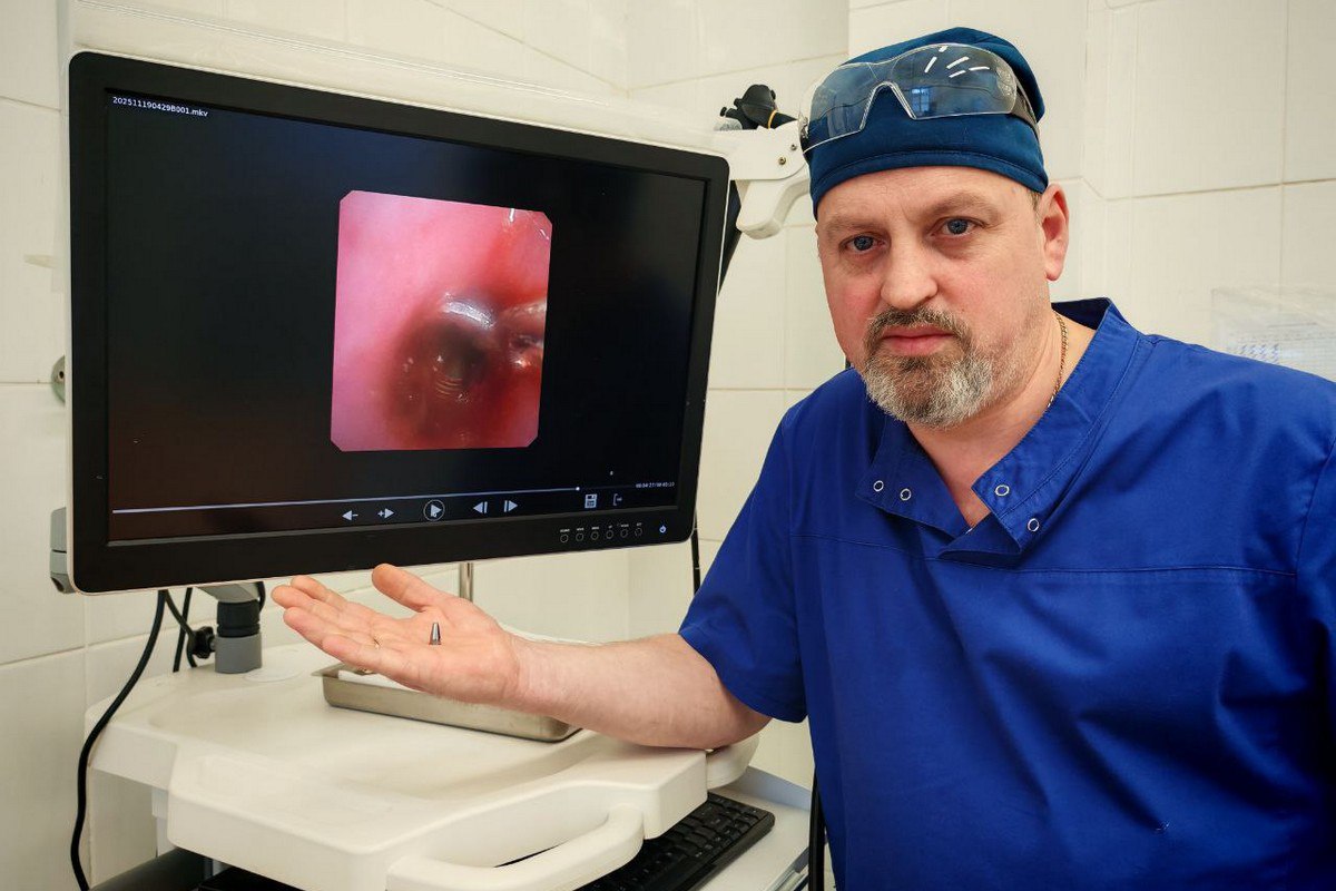 Уральские врачи извлекли инородное тело из дыхательных путей ребёнка В Краснотурьинске врачи извлекли металлический колпачок из бронха 11 летнего мальчика который внезапно начал сильно кашлять после школы Операция с помощью гибкого эндоскопа заняла всего пять минут осложнений не было Это уже второй подобный случай среди школьников за учебный год За пять лет число детей с инородными телами в дыхательных путях выросло почти на треть Среди таких предметов встречались монеты батарейки детали игрушек и швейные иголки Фото министерство здравоохранения Свердловской области Подписаться на Уральский меридиан