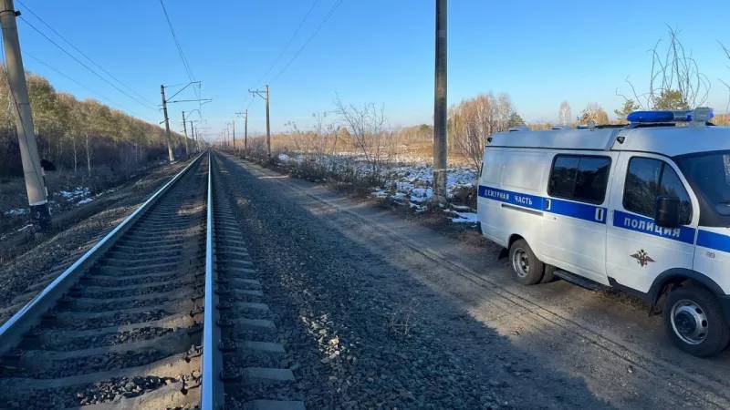 Поезд травмировал мужчину на ж д путях в Алтайском крае Инцидент произошел на перегоне между железнодорожными станциями Укладочный Шпагино Правоохранители устанавливают обстоятельства инцидента сообщили в транспортной полиции Сибири Личность пострадавшего а также состояние его здоровья в публикации не уточняются В полиции напомнили что ходить по путям и вдоль полотна железной дороги ближе пяти метров от крайнего рельса а также стоять в междупутье запрещено ТОЛК ТОЛК в Мах