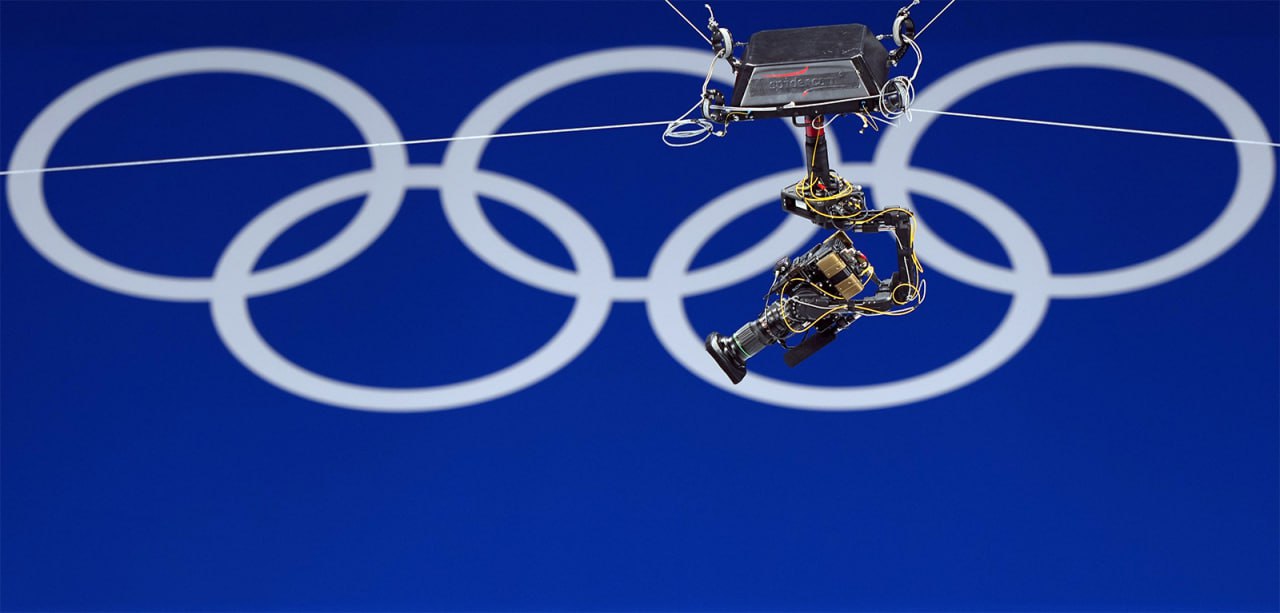 Показа Олимпиады 2026 по российскому телевидению скорее всего не будет Как стало известно Sport24 основная сложность в том что МОК до сих пор не отвечает на запросы российских вещателей Вероятность того что Матч ТВ не покажет Олимпиаду 90 Вероятность того что до Олимпиады ситуация изменится лишь 10 В случае если права на показ Олимпиады окажутся у Okko они будут обязаны показать 100 часов трансляций на федеральном телевидении что невозможно будет сделать на каналах попавших под санкции Ни Первый канал ни Россия ни НТВ не смогут показать Олимпиаду из за нахождения в санкционных списках