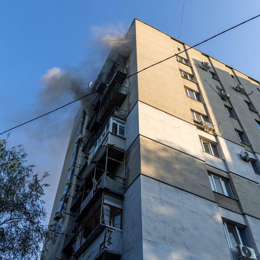 23 человека, среди которых трое детей, пострадали при утренней атаке беспилотников на Харьков. Под удар попали два района Харькова. В Шевченковском районе города «Шахед» попал в многоэтажку. Горит один из этажей жилого дома. По словам главы Харьковской ОВА Олега Синегубова, в Шевченковском районе — 15 пострадавших, в Слободском — 8. Подписаться на «Пепел»