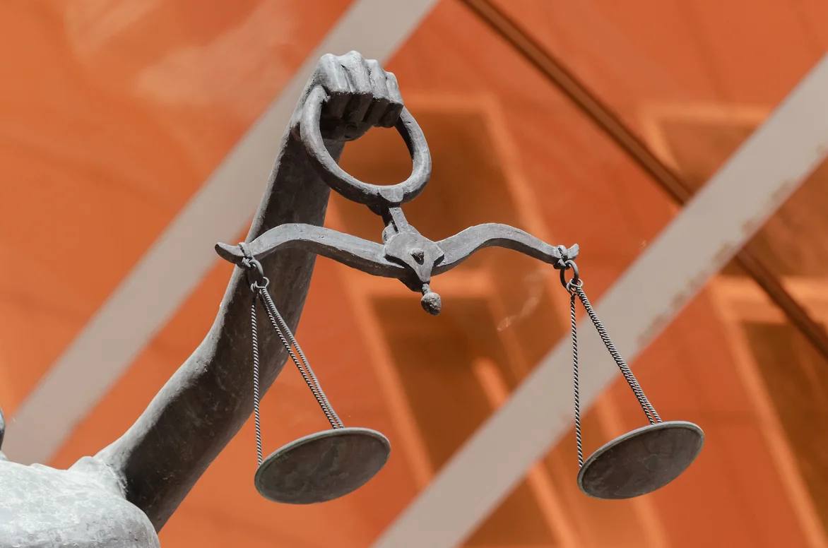 В Ульяновской области направлено в суд резонансное уголовное дело о жестоком убийстве девочки Прокурор Тереньгульского района Ульяновской области утвердил обвинительное заключение и направил в суд уголовное дело подростка из села Тумкино Тереньгульского района, обвиняемого в убийстве малолетней, совершенном с особой жестокостью п. «в», п. «д» ч. 2 ст. 105 УК РФ, вплоть до пожизненного лишения свободы . Об этом во вторник сообщила прокуратура Ульяновской области. Трагедия произошла в ночь с 3 на 4 апреля этого года. 14-летняя Влада в ту ночь была дома одна — мать ночевала в другом месте. Утром мать не могла дозвониться до дочери и попросила соседку проверить, что с девочкой. Та обнаружила в доме многочисленные следы крови и в подвале мертвую девочку с многочисленными колото-резаными ранами. Вещи в доме были разбросаны. Как позднее установили следователи, всего девочке было нанесено ножом и топором более 70 ударов по голове, шее и телу. 5 апреля подозреваемый был задержан — им оказался 15-летний сосед девочки, проживающий через дом, на той же улице. Он — старший брат одноклассницы и лучшей подруги убитой девочки. Свою вину в убийстве он признал в полном объеме. Следствию пояснил, что сначала у них с Владой был нормальный разговор, но потом она в беседе якобы негативно отозвалась о его сестре, и его «переклинило», он «впал в ярость, схватил первое, что попалось под руку» — нож, а затем топор. Комплексная психолого-психиатрическая экспертиза показала, что «хроническим психическим расстройством, слабоумием, иным болезненным состоянием психики обвиняемый не страдал, но совершению преступления могли способствовать «личностная незрелость с выраженным эгоцентризмом, обидчивостью, застреваемостью на негативно окрашенных переживаниях». В связи с тем, что обвиняемый несовершеннолетний, ему может быть назначено наказание не более 10 лет лишения свободы с отбыванием срока в детской воспитательной колонии, а по достижении 18 лет —в колонии общего режима.