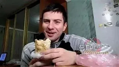 В Подмосковье суд оставил лицензию на торговлю таджику который плевал покупателям в шаурму 27 летний Абдуллозода Фирдавс Салимджон в прошлой жизни был верблюдом а в этой стал продуктом Большой Канализации и по совокупности обоих факторов вел себя как свинья плевал в лаваши своим покупателям В результате 19 жителей Егорьевска заразились кишечной палочкой из них восемь детей угодили в инфекционное отделение а четверо взрослых находятся в состоянии средней тяжести Несмотря на грубейшее нарушение санитарных норм правил пребывания в гостях и злостное хулиганство Егорьевский городской суд назначил данному примату штраф в 105 тыс рублей но депортировать ушлепка не стал и действующую лицензию на торговлю тоже оставил По законам жанра указанная обезьяна должна была бы отблагодарить дружбауродного судью своей шаурмой Предварительно срыгнув туда побольше кишечных палочек