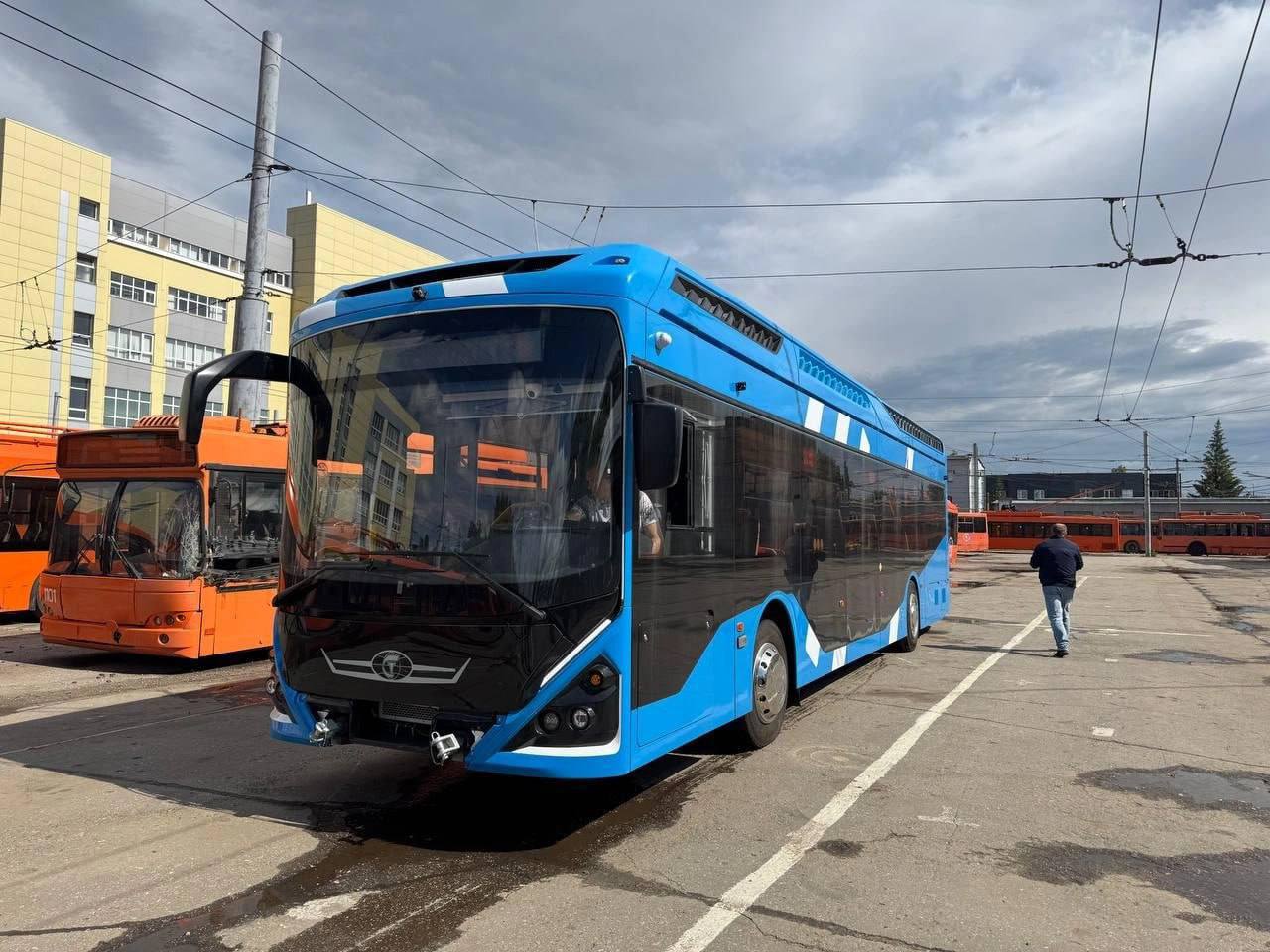 В Нижнем Новгороде на тестовые испытания выходит троллейбус «Адмирал»  С 9 июня он будет работать на одном из маршрутов троллейбусного парка №2 — там ходят троллейбусы № 3, № 8, № 5, № 10, № 15 и № 25.  «Адмирал» может развивать скорость до 80 километров в час.    Подписаться   Написать нам
