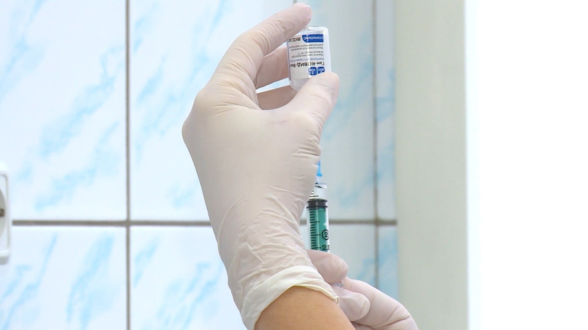 Новую вакцину могут включить в национальный календарь прививок Вакцину против менингококковой инфекции разрабатывают в России Клинические испытания завершились успешно теперь идет процесс увеличения производственных мощностей О необходимости включения вакцины в национальный календарь профилактических прививок заявил глава комитета Госдумы по охране здоровья Сергей Леонов Это позволит россиянам сделать прививку от смертельно опасного заболевания бесплатно Вакцину можно будет включить в нацкалендарь после того как объемы производства достигнут уровня позволяющего обеспечить достаточное количество доз Предварительно это может произойти в 2027 году сообщает РИА Новости