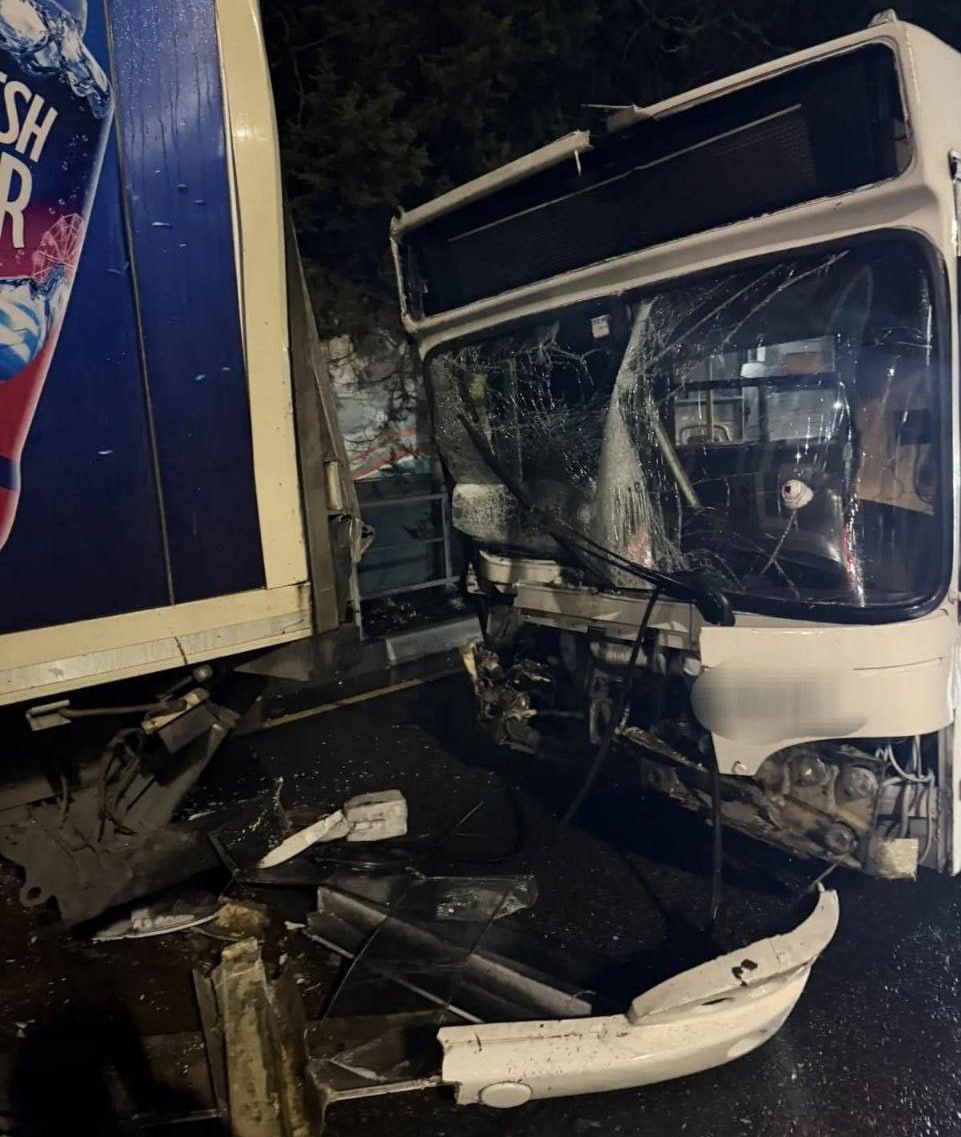 В Лазаревском районе Сочи ночью столкнулись пассажирский автобус и фура Водитель грузовика МАЗ 59 летний мужчина потерял управление и врезался в фуру с прицепом Транспортное средство стояло у обочины К счастью в аварии никто не пострадал Кубанские Новости Мы в MAX