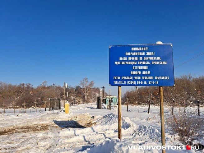 Территорию пограничного перехода в Краскино отремонтируют за 35 миллионов рублей за счет средств федерального бюджета Дирекция по строительству и эксплуатации объектов Росграницы объявила аукцион на сайте госзакупок 17 октября Заявки на участие принимаются до 24 октября Победитель аукциона должен будет благоустроить часть территории погранперехода которые используются для проезда транспортных средств и установки оборудования В документации указывается что работы будут проводиться в условиях действующего предприятия в том числе в ночное время Подрядчику предстоит заменить на четырех участках аэродромные плиты ПАГ 14 размером 6000х2000х140 миллиметров и сделать монолитное покрытие из бетона толщиной 150 миллиметров с применением армирующей сетки В документации приводится технология и порядок выполнения работ Предварительную площадь благоустройства заказчик оценил в 1695 квадратных метров Работы должны производиться в четыре этапа по участкам 416 8 417 6 417 7 и 442 9 квадратных метров с даты заключения контракта и до 15 декабря 2025 года Гарантийный срок 24 месяца начинает действовать с даты подписания акта приемки Подписаться