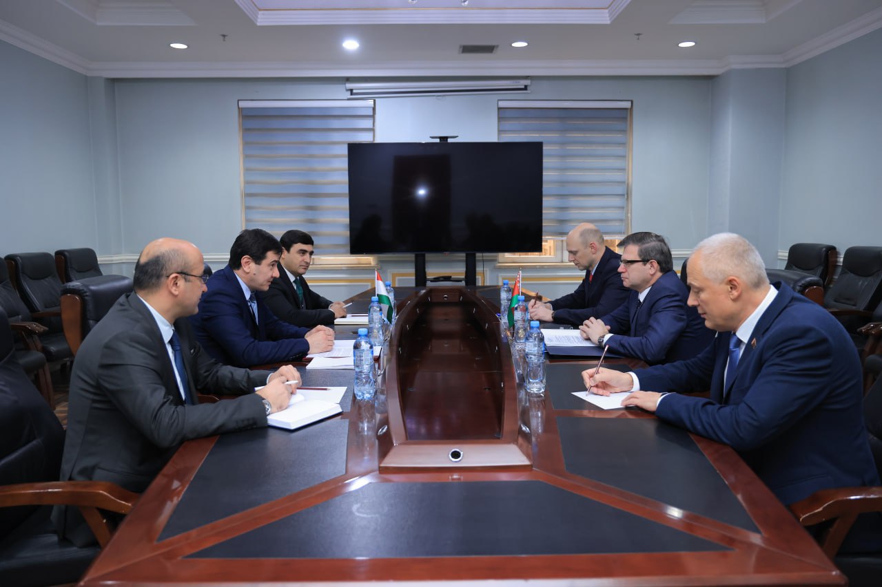 Консультации руководителей правовых служб министерств иностранных дел Таджикистана и Беларуси 8 декабря 2025 года в Душанбе состоялись консультации руководителей правовых служб Министерств иностранных дел Республики Таджикистан и Республики Беларусь В ходе консультаций стороны обсудили общие вопросы формирования договорно правовой базы двустороннего сотрудничества и обменялись мнениями по международно правовым вопросам представляющим взаимный интерес Беларусь Таджикистан Политика centralasianow Подписаться на канал