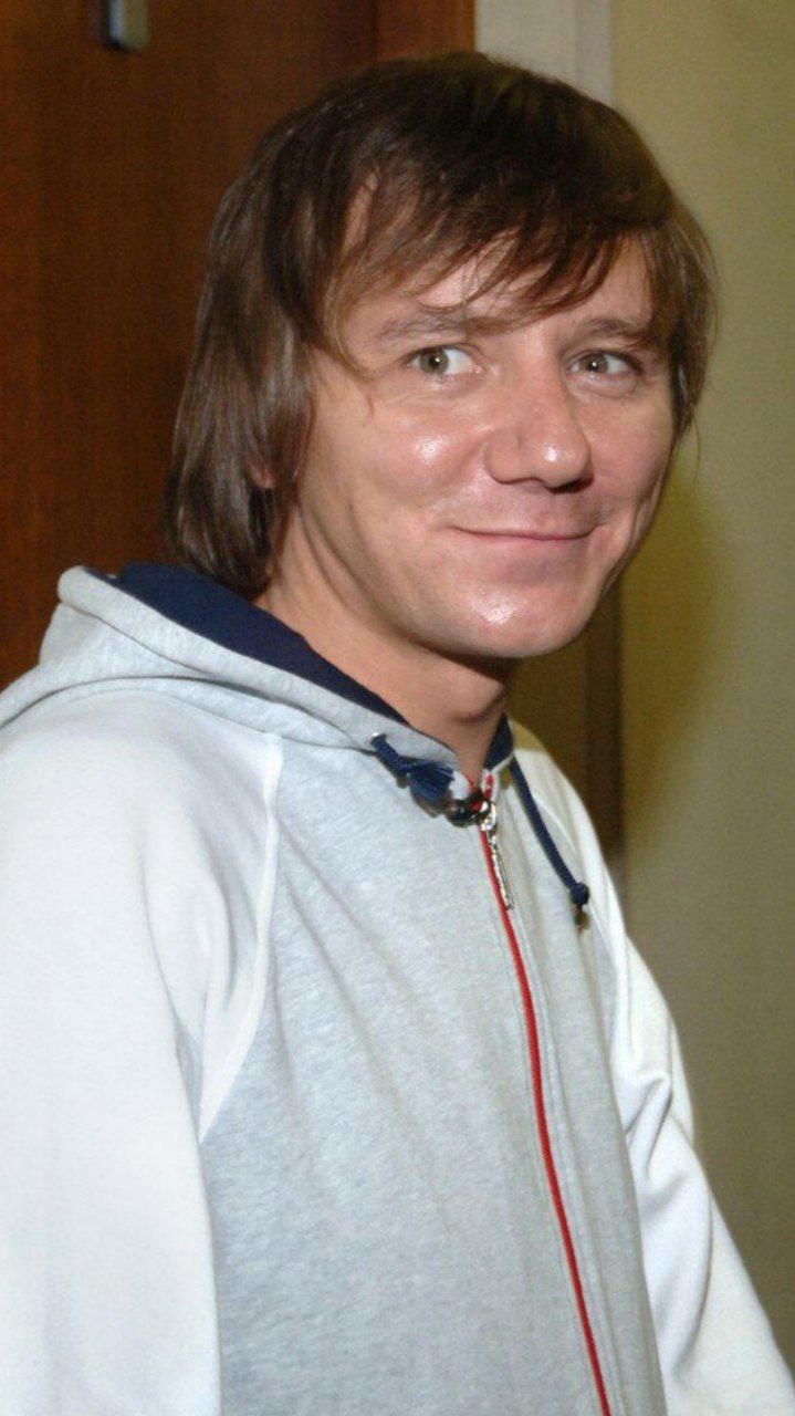 Ираклий Пирцхалава рассказал о драке с Гребенщиковым — эксклюзив Super.  Участник «Фабрики звёзд 2» признался в побоях, а также сообщил, что пострадавшим оказался его партнёр по проекту — Михаил Гребенщиков. По словам автора хита «Лондон-Париж», на драку его сподвиг дымооок запах запрещёнки от коллеги, а также оскорбление на национальной почве.  «В тот день оказался рядом с Михаилом Гребенщиковым. Я сделал ему замечание, потому что почувствовал запах запрещённых веществ. Я против наркотиков в любой форме — это моя принципиальная позиция. В ответ я услышал грубое и оскорбительное выражение на национальной почве. <...> Реакция была эмоциональной, возможно, излишне резкой. Я принял решение суда и не оспариваю его: нельзя поднимать руку на человека при любых обстоятельствах», — сообщил Ираклий.  Сам Гребенщиков пока на связь не выходил.    Оперативнее Super — только Super в MAX.