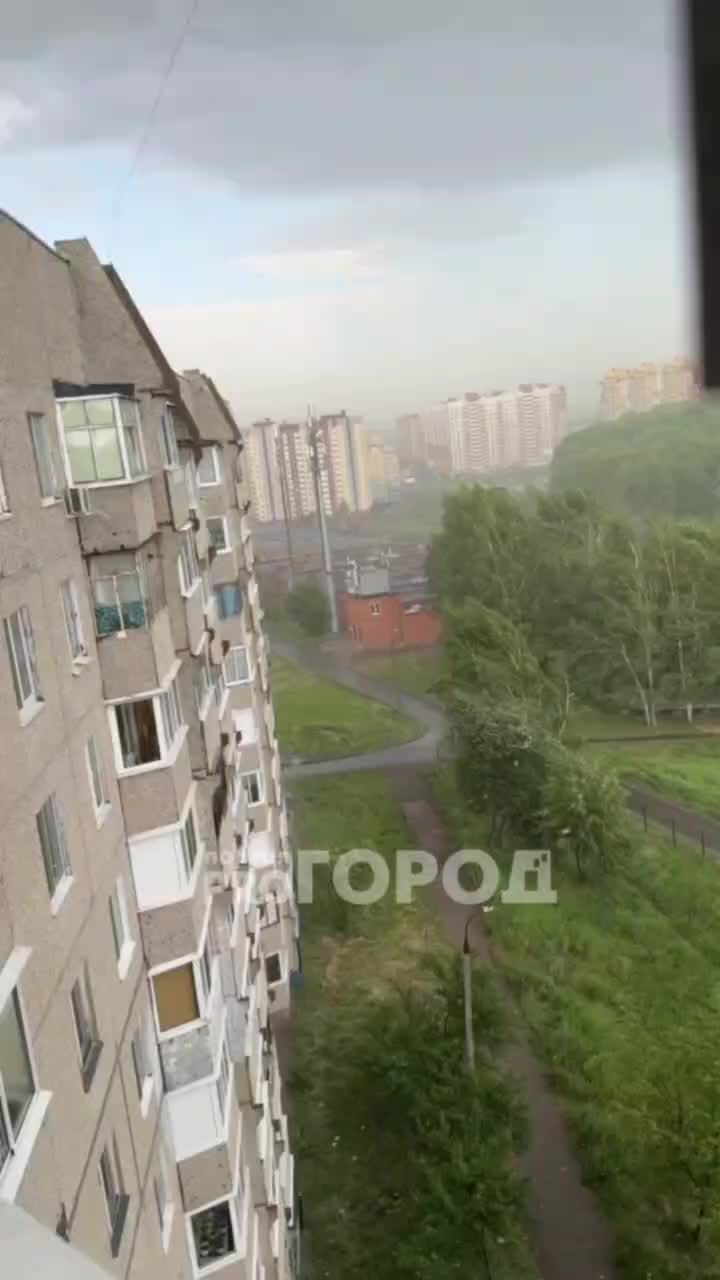 В Омске дождь с градом сменил жару