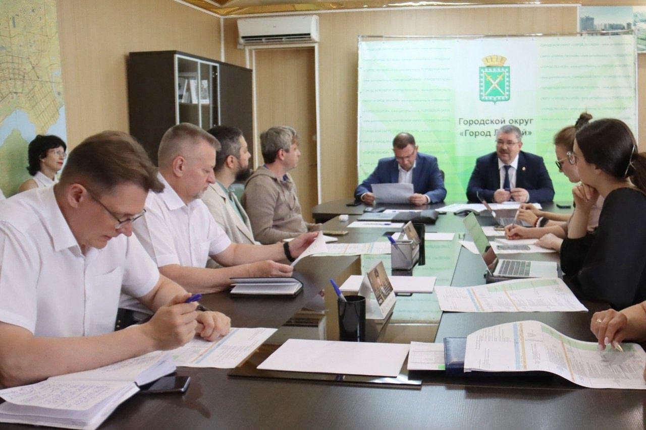 В Лесном продолжается разработка документа стратегического планирования, который определяет основные направления развития города. Мастер-план будет представлен в конце 2025 года руководству Свердловской области, а затем на федеральном уровне Согласно утвержденному перечню поручений по реализации Послания Президента России Владимира Путина Федеральному Собранию в феврале 2024 года, более 200 городов занимаются разработкой концепций пространственного развития. Сейчас в Лесном идет активная работа над основными составляющими мастер-плана. В работе над ним приняли участие специалисты Сибирской лаборатории урбанистики из Иркутска. Они познакомились с историей города, его спецификой, социальной инфраструктурой, сильными сторонами и теми, которые можно доработать. Подробнее читайте на сайте «Областной газеты». пресс-служба администрации городского округа «Город Лесной»
