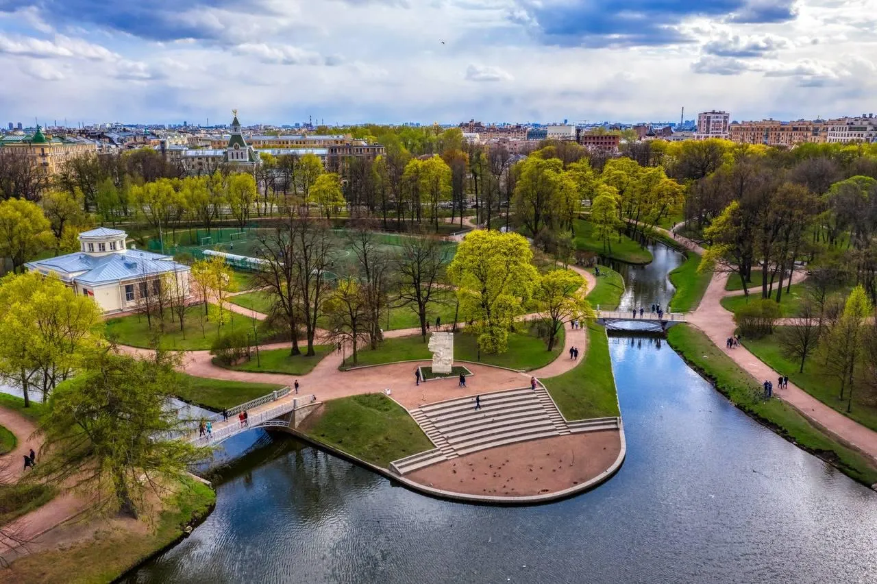 Площадь зеленых насаждений в Петербурге увеличат более чем на 80 га Площадь зеленых насаждений общего пользования ЗНОП в Санкт Петербурге увеличат более чем на 80 га Соответствующий законопроект депутаты Законодательного собрания города приняли в первом чтении 20 мая Документ внес на рассмотрение губернатор Петербурга Александр Беглов Как отметил представитель губернатора в городском Заксобрании Константин Сухенко по результатам инвентаризации ЗНОП в 2024 г в перечень территорий зеленых насаждений общего пользования городского значения могут включить новые общей площадью 40 га а в территории местного значения более 40 га При этом территория резерва озеленения уменьшится на 1 8 га за счет перераспределения в пользу городских и местных зеленых насаждений Как итог принятие проекта закона приведет к увеличению показателей обеспеченности населения Петербурга территориями зеленых насаждений в 17 районах города пояснил Сухенко Опрошенные изданием эксперты отмечают что с момента включения территории в перечень ЗНОП участок не может быть продан под застройку передан в частную собственность или использован для капитального строительства Кроме того включение территорий в перечень преследует достижение цели по соблюдению норм обеспеченности зелеными зонами на одного человека по каждому району города Подробнее в материале на нашем сайте Telegram Алексей Корабельников Telegram Max