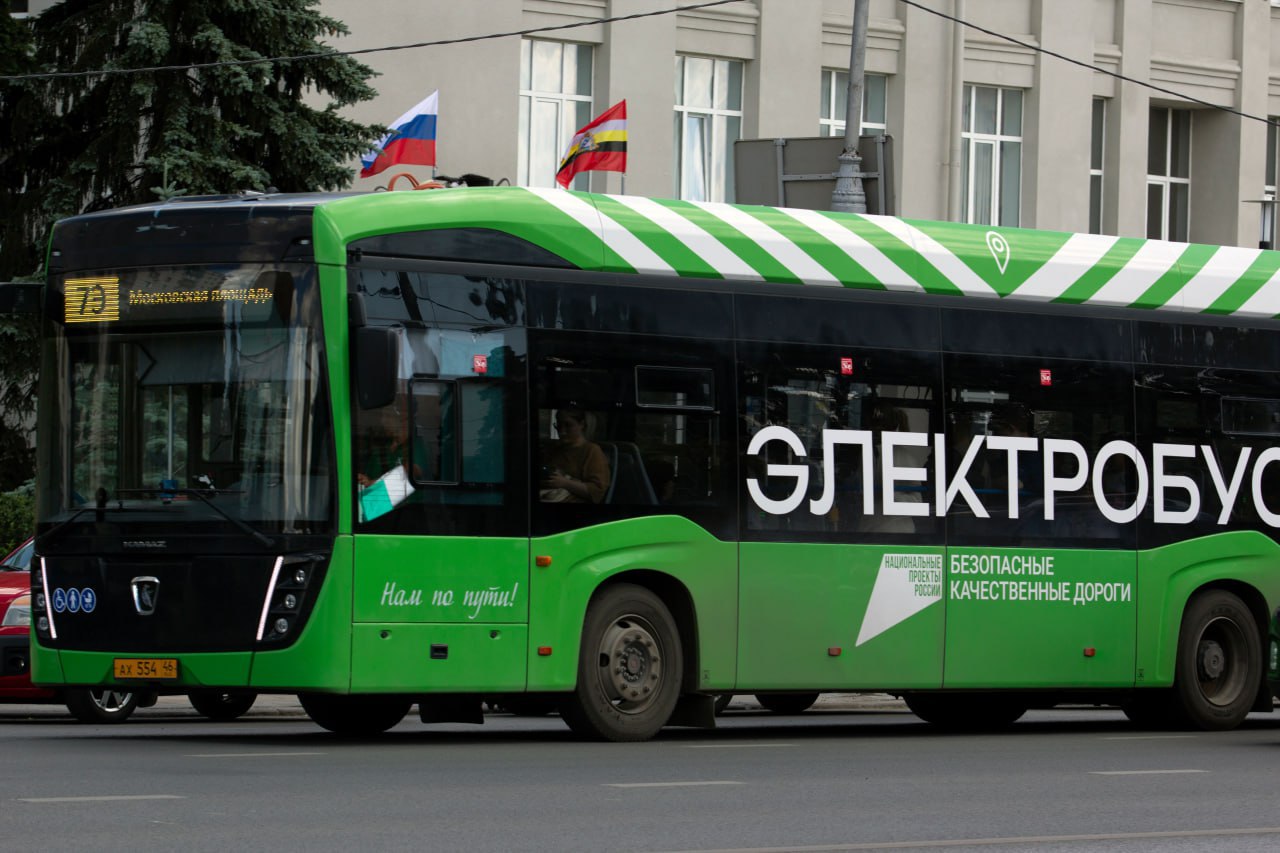 В Курске отмечается дефицит водителей автобусов  В ходе заседания Правительства Курской области врио председателя правительства Алексей Дедов проинформировал, что в областном центре снова отмечается нехватка водителей автобусов.   По словам чиновника, но прошлой неделе средний выпуск автобусов составил 96% от запланированного количества.   Для того, чтобы исправить ситуацию, перевозчики организовали переподготовку водителей с категорий «В» и «С» на категорию «D». Сейчас за счет перевозчиков ее проходят три группы общей численностью 25 человек. В феврале они должны закончить обучение.  Кроме того, Алексей Дедов призвал курян устраиваться на работу водителями автобусов.  Курская Telega / Прислать новость