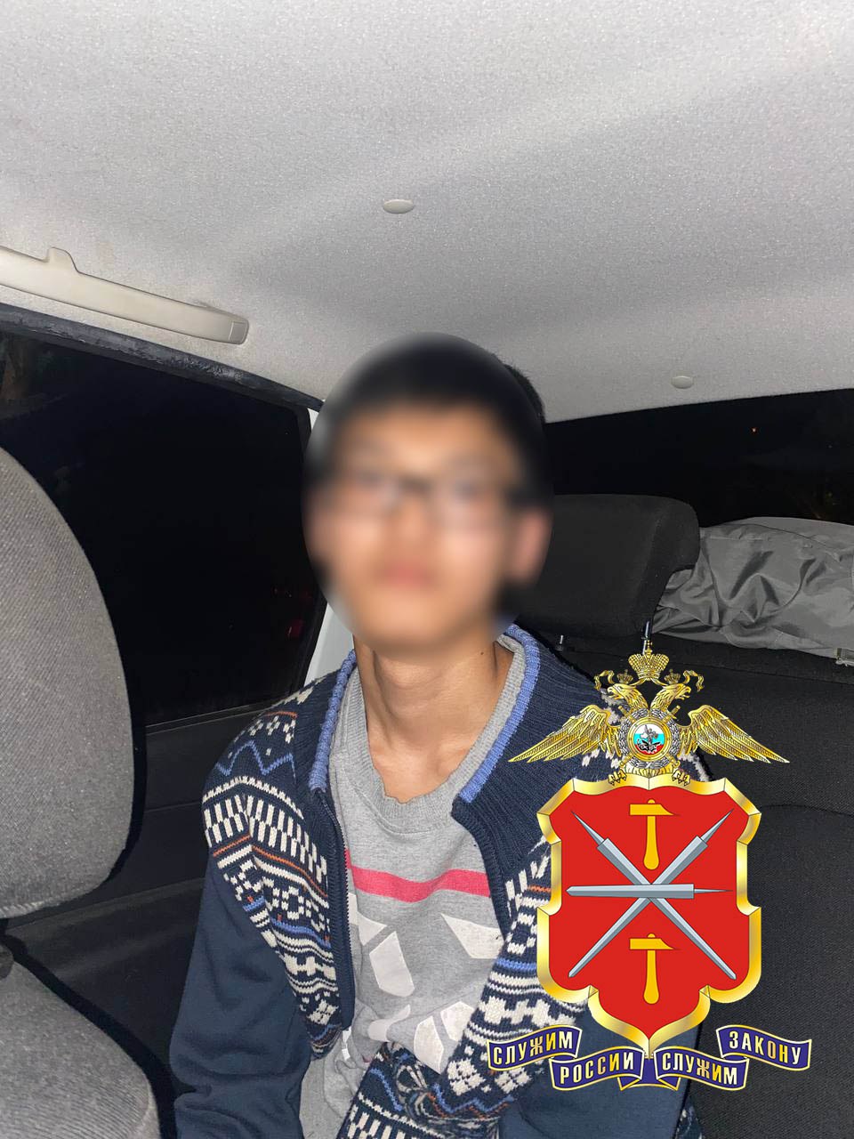 Тульскими оперативниками задержан пособник дистанционных мошенников В середине мая в полицию обратилась пожилая женщина. Тулячка пояснила, что ей позвонил неизвестный и сообщил, что аферисты пытаются завладеть её денежными средствами. В результате женщина отдала незнакомцу 1 миллион рублей наличными. По данному факту возбуждено уголовное дело по ч.4 ст.159 УК РФ «Мошенничество». В ходе проведения комплекса оперативно-розыскных мероприятий сотрудники УМВД России по Тульской области установили, что одним из мошенников является ранее не судимый 20-летний житель города Москвы. Было установлено, что вероятный пособник мошенников, «конвертировал» денежные средства, в криптовалюту и отправил своим «кураторам», фигурант задержан в порядке ст. 91 УПК РФ. Расследование уголовного дела продолжается. Задержанному может грозить до 10 лет лишения свободы. #МВД #МВДРоссии #Полиция #ПолицияРоссии #Police #RussianPolice #Russia #ТульскаяПолиция