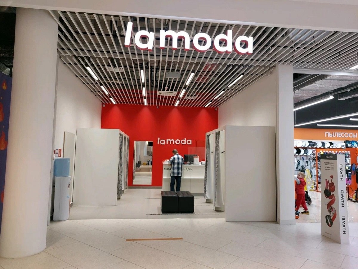 Lamoda выводит на рынок собственный бренд спортивной одежды Российский fashion ретейлер запустил на своей платформе продажу одежды под собственной торговой маркой Loom Развитие собственных марок одно из ключевых направлений стратегии Lamoda Ретейлер собирается презентовать две основные коллекции в год Помимо платформы брендовая продукция будет представлена также в магазинах Lamoda Sport сеть насчитывает более 100 точек  Подробнее