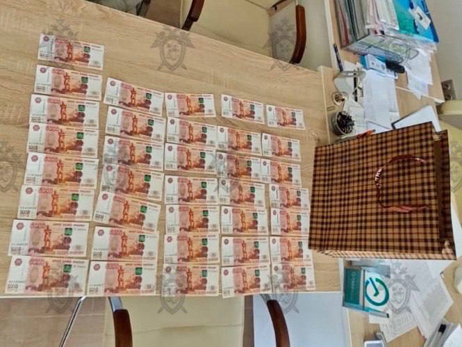 Декана РостГМУ поймали на взятке в 180 тысяч рублей. 16 мая сотрудники правоохранительных органов задержали декана лечебно-профилактического факультета Ростовского медуниверситета Андрея Сафроненко в момент получения денег от студентов. Преподаватель требовал 180 тысяч рублей за положительную оценку на зачёте. Возбуждено уголовное дело о взятке в особо крупном размере. Суд избрал меру пресечения в виде заключения под стражу.