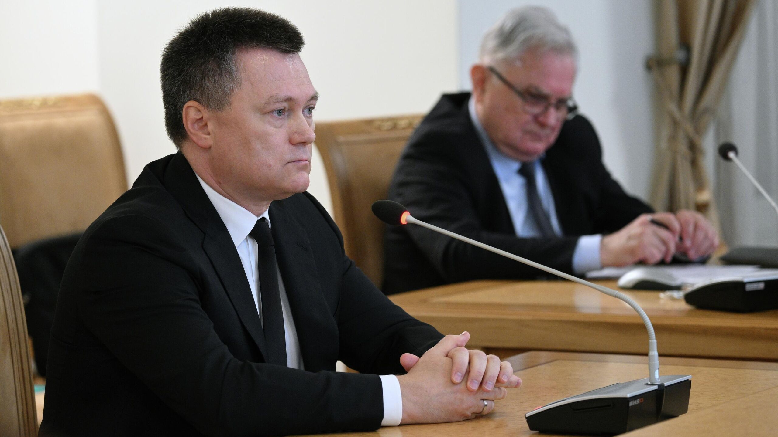 Председатель Верховного суда РФ Игорь Краснов заявил что в судебной системе будет применяться ротация кадров в том числе в рамках борьбы с коррупцией Тему коррупции в судебной системе я уже неоднократно поднимал Давал ясные и недвусмысленные сигналы Последовательная борьба с ней будет продолжена Это в том числе касается различного рода мошенников на доверии которые используют судебную сферу для личного обогащения подрывая авторитет правосудия Что касается ротации кадров она будет применяться хотя сама по себе и не является универсальной панацеей от коррупции Любые подобные меры должны быть тщательно продуманы так как механическое перемещение судей без учета специфики дел регионов судебной нагрузки не всегда может положительно сказаться на качестве правосудия сказал Краснов в интервью Коммерсанту Председатель ВС РФ добавил что им была поставлена задача поддерживать высокую планку профессиональных стандартов