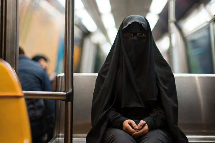 Афганистан предлагает России своих мигрантов Кабул ведет с российскими властями переговоры о возможности привлечения афганских трудовых мигрантов для работы в сельскохозяйственной отрасли РФ Об этом как передает РИА Новости заявил посол Афганистана в России Хассан Гулл Хассан Пока мы предложили рабочих в сфере сельского хозяйства но надеемся что если получится договориться то и в других сферах тоже будем работать заявил афганский дипломат На данный момент никакой точной договоренности пока нет но посол надеется что этот вопрос будет и дальше обсуждаться Отметим что в России с каждым годом становится все больше трудовых мигрантов из дальнего зарубежья в частности Индии uralweb ru