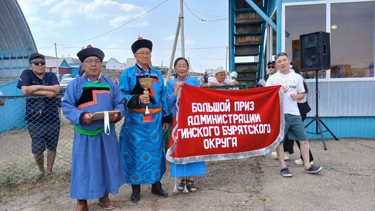 Конные скачки и состязания по перетягиванию каната прошли в рамках окружного культурно-спортивного праздника «Зунай наадан- 2025» в Амитхаше Ипподром собрал около 70 рысаков, преодолеть предстояло 14 дистанций. Об этом сообщает ГТРК «Чита». ⏩«Конные скачки традиционно вызывают большой интерес. Потому что любовь к коням - это в крови любого степняка, любого кочевника, в данном случае, в крови нашего бурятского народа», - сказал сенатор РФ Баир Жамсуев. По традиции скакунам-победителям исполнили «соло», восхваляя их стать и красоту, силу и выносливость. На дистанции 3200 метров для лошадей забайкальской породы победу одержала серая кобыла по кличке «Сигма». Одной из основных стала заключительная, 14-я дистанция в 2400 метров, за «Большой приз» администрации Агинского Бурятского округа, для лошадей трех лет и старше. За победу боролись пять скакунов. Чемпионом стал темно-гнедой жеребец Веларион из поселка Агинское. Тем временем, на ипподроме развернулось зрелищное соревнование, подарившее яркие эмоции зрителям - перетягивание каната. Болельщики восхищались силой командного духа, упорством в борьбе. Абсолютными чемпионами стали участники из Агинского муниципального округа. Все победители награждены медалями «Зунай наадан - 2025». Фото, видео - тг-канала администрации Агинского Бурятского округа. Подписывайтесь: