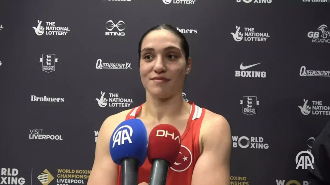 Турецкая спортсменка Шейма Дюзташ завоевала бронзу на чемпионате мира по боксу Турецкая спортсменка Шейма Дюзташ завоевала бронзовую медаль в весовой категории свыше 80 килограммов на продолжающемся в Великобритании чемпионате мира по боксу В полуфинальном поединке проходившем в Ливерпуле Дюзташ встретилась с представительницей Индии Нупур Шеоран уступив ей со счетом 0 5 Для Шеймы Дюзташ эта бронзовая награда стала первой медалью на чемпионатах мира среди взрослых Подробнее на нашем сайте v aa com tr 3686147 24 7 в сутки с Агентством Анадолу