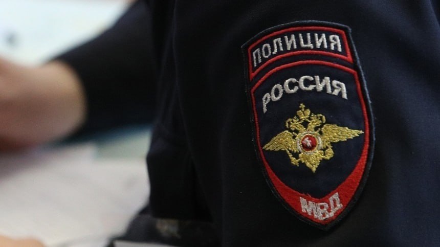 Полицейские раскрыли кражу денег из кассового аппарата В дежурную часть ОМВД России по городу Новомосковску обратилась индивидуальный предприниматель с заявлением о совершенном противоправном деянии. Женщина сообщила полицейским, что в ходе составления финансового отчета она обнаружила недостачу денежных средств в кассе торгового павильона на общую сумму 130 тысяч рублей. При проведении проверки, оперативникам стало известно, что недостача возникла в результате хищения денежных средств, вероятно совершенного одним из продавцов магазина. В ходе дальнейшего разбирательства полицейскими была установлена 32-летняя местная жительница, ранее работавшая в должности продавца в указанном магазине, которая призналась в совершенном противоправном деянии, по данному факту проводится процессуальная проверка. #МВД #МВДРоссии #Полиция #ПолицияРоссии #Police #RussianPolice #Russia #ТульскаяПолиция