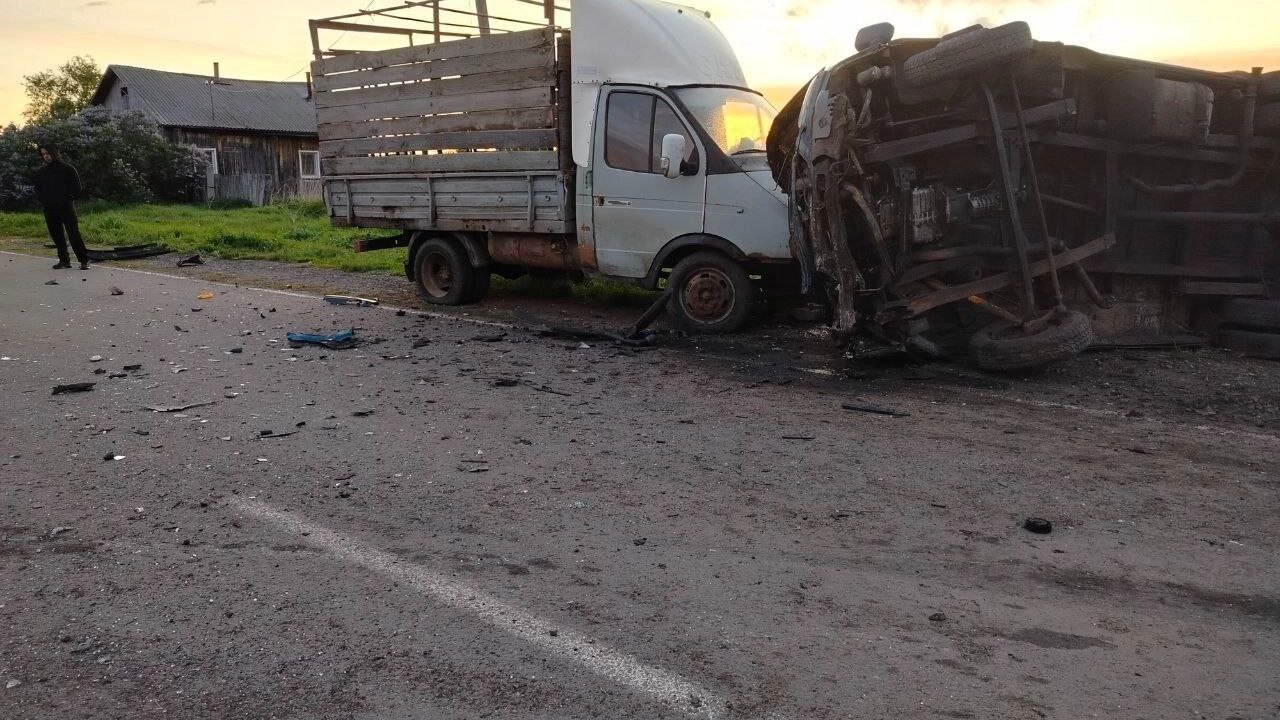 Смертельная авария произошла ночью в селе Черемшанка В Голышмановском округе 20-летний водитель ВАЗ-21102 врезался в стоящую на обочине ГАЗель. От удара легковушку отбросило в кювет, а грузовик — в другой припаркованный автомобиль. Погибла 24-летняя пассажирка ВАЗа. Сам водитель и ещё один 20-летний пассажир получили серьёзные травмы и были госпитализированы, сообщает Госавтоинспекция Тюменской области. У водителя не было водительского удостоверения. На заднем сиденье найдена недопитая бутылка алкоголя. Результаты анализа на алкоголь опубликуют позже. Присылай новости