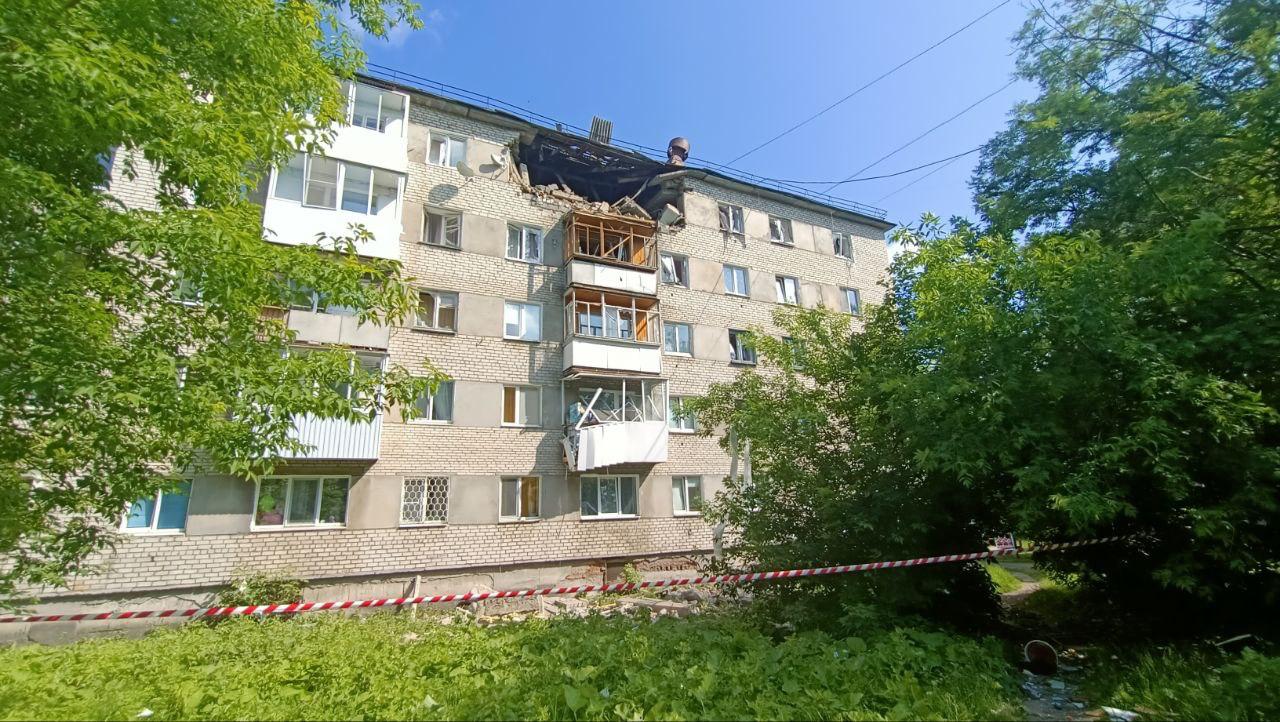 Уральцы, сегодня утром в Серове, в квартире на верхнем этаже пятиэтажного дома на Зелёной, 7а, произошёл хлопок бытового газа. По предварительной информации пострадали четыре человека, они уже доставлены в Серовскую городскую больницу. Трое — в удовлетворительном состоянии. Сейчас решается вопрос о целесообразности эвакуации мужчины с 50% поражения тела в ожоговый центр Екатеринбурга. Готовится вертолёт санавиации. Эвакуированы 240 жителей дома, развёрнут пункт временного размещения. Имеются разрушения конструкций дома на пятом этаже второго подъезда: повреждены балкон и кровля. Все оперативные службы выехали на место происшествия. Держу ситуацию на личном контроле. О принятых мерах сообщу позже.