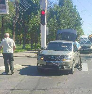 В Тирасполе вчера электросамокатчик поехал на красный свет через пешеходный переход и врезался в машину, которая ждала зеленый. Самокатчика оштрафуют на 184 рубля.