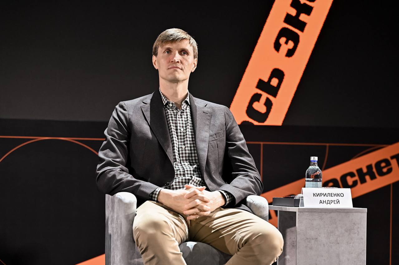 Андрей Кириленко проведёт мастер класс и автограф сессию в Железногорске 8 сентября в спорткомплексе Старт Железногорска состоится финал Кубка губернатора Курской области по баскетболу Специальным гостем станет звезда мирового баскетбола заслуженный мастер спорта России и президент Российской федерации баскетбола Андрей Кириленко В 16 00 он проведёт мастер класс для юных спортсменов а в 17 00 встретится с болельщиками на автограф сессии Курская Telega Прислать новость