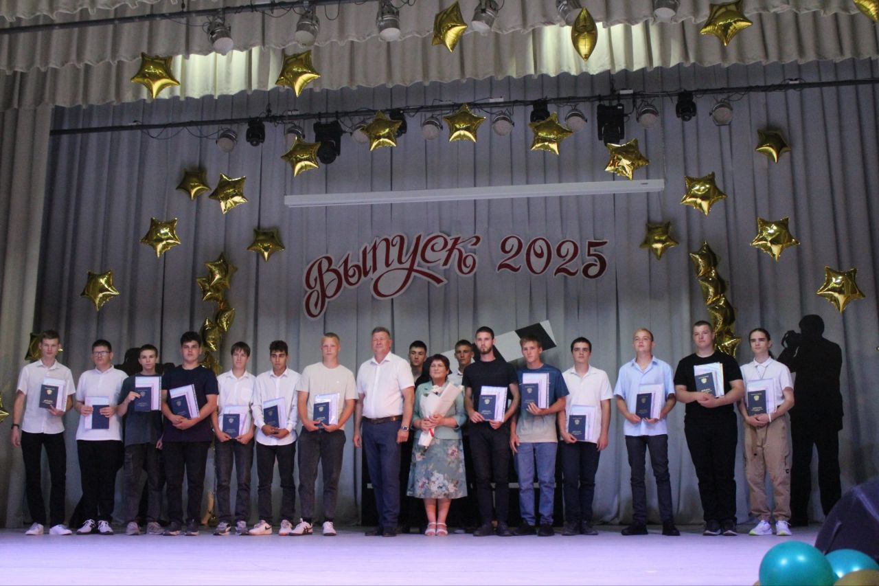 Сегодня вручили выпускникам филиала Ленинградского технического колледжа дипломы На торжественной церемонии в ДК «Степь» бывших студентов, а нынче дипломированных электромонтеров, сварщиков, отделочников, строителей, бухгалтеров, механиков с праздником поздравил и вручил дипломы заместитель главы Кущевского района Андрей Грязев. 14 выпускников получили красные дипломы. Звучало много теплых слов от преподавателей, которые вложили в своих учеников знания. Выпускной — это начало новой жизни. Желаем ребятам найти свое место в жизни. Всем тем, кто решил продолжить учебу в ВУЗах - реализации задуманного, а тем, кто приступит к работе – профессионального роста и удачи. Покоряйте новые горизонты! #КущевскийРайон #Кущевская #КраснодарскийКрай #Кубань
