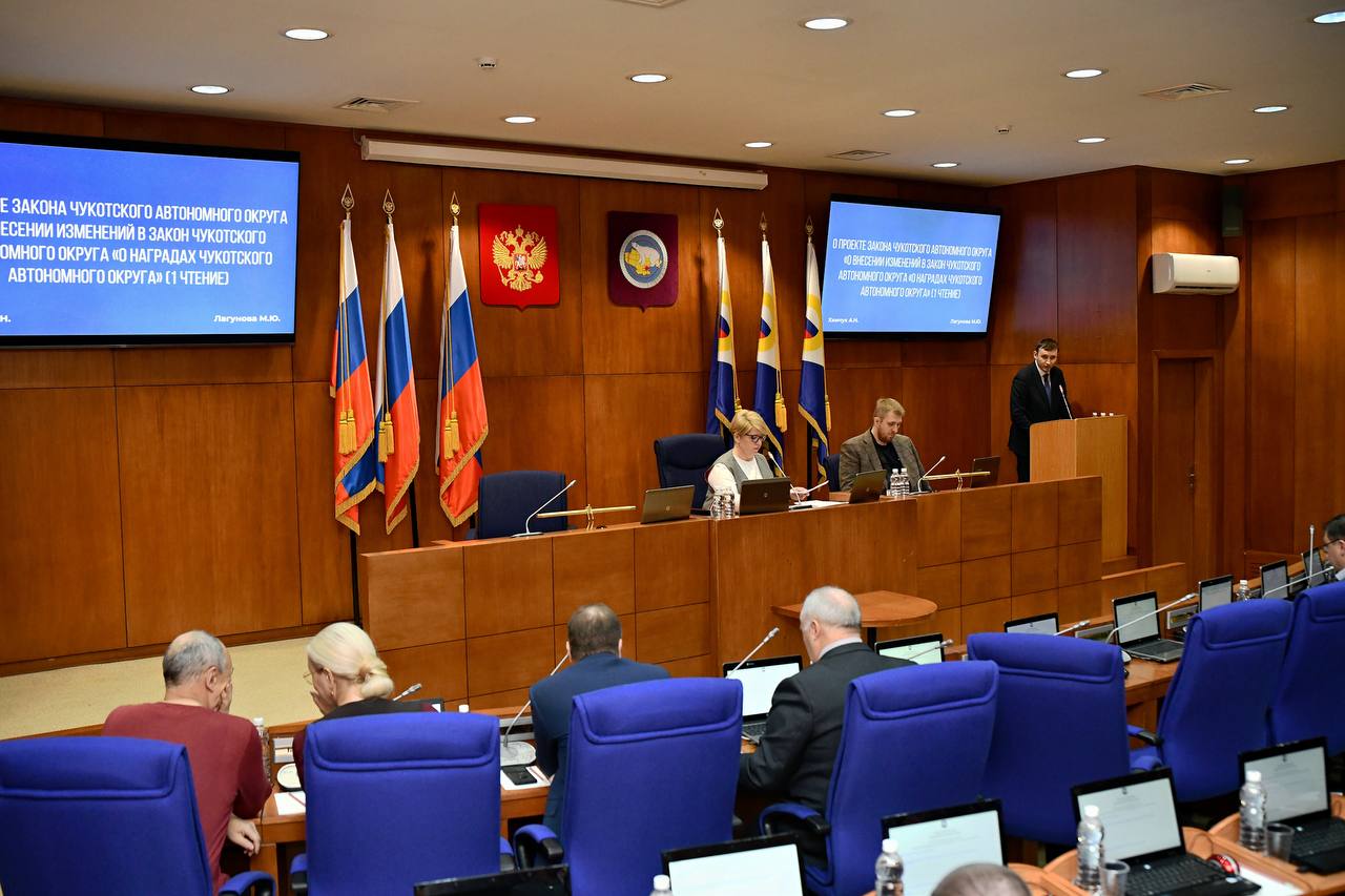 Депутаты окружной Думы приняли закон о новых почётных званиях в сфере физической культуры и спорта Почетный работник физической культуры и спорта Чукотского автономного округа Присваивается за многолетний добросовестный труд и значительные заслуги работникам спортивных организаций включая сотрудников органов власти Заслуженный тренер Чукотского автономного округа Высший знак общественной признательности для тренеров внёсших выдающийся вклад в развитие детско юношеского и массового спорта а также в подготовку сборных команд Награды учреждены по поручению Губернатора Владислава Кузнецова и будут сопровождаться нагрудными знаками и денежными премиями 50 000 рублей Почётному работнику 100 000 рублей Заслуженному тренеру Это важный шаг для признания заслуг специалистов которые создают будущее спорта в регионе Закон вступает в силу после официального опубликования