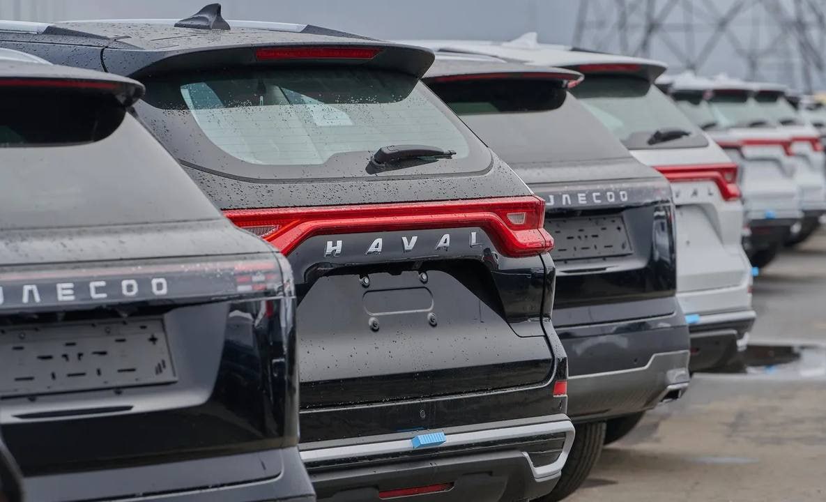 С января по май 2025 года в России продано 440,3 тыс. новых легковых автомобилей По данным руководителя агентства «АВТОСТАТ» Сергея Целикова, 51,7% автомобилей произведены на отечественных заводах. Китайские бренды уверенно заняли второе место с долей 41,1% более 240 тыс. машин , причем треть из них около 74 тыс. собрана в РФ. На третьем месте — белорусские автомобили 3,3% . В лидерах среди китайцев: Haval 50,8% , Chery 28,8% и Jetour 4,7% . В мае китайские марки взяли рекордные 54% рынка, а российские бренды — 33,1%, включая новых участников.