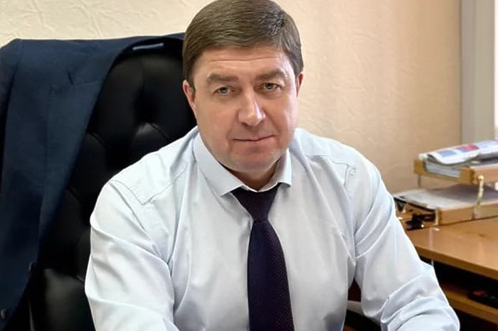 В Свердловской области назначали нового министра ЖКХ Губернатор Денис Паслер утвердил Алексея Рубцова в должности министра энергетики и жилищно коммунального хозяйства Свердловской области В статусе исполняющего обязанности он находился с 14 января Также губернатор Паслер назначил еще двух членов кабмина Министром транспорта и дорожного хозяйства стал Денис Чегаев директором департамента противодействия коррупции Андрей Оборок Пишет портал 66 RU Напомним что обвиняемого во взятке Николая Смирнову бывшего министра ЖКХ Свердловской области приговорили к 5 годам лишения свободы условно uralweb ru