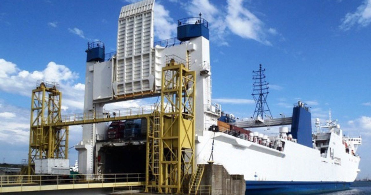 В Усть Луге с конца декабря не могут загрузить паром в Калининград Грузопассажирский паром Антей который курсировал между Калининградом и Санкт Петербургом простаивает в Усть Луге уже почти месяц из за отсутствия загрузки Предварительно первый рейс судно совершит 30 января Пока грузоперевозчик не нашёл желающих отправиться самому или с автомобилем в регион морем При этом с 1 декабря Посейдон почти вдвое снизил стоимость перевозки легкового автомобиля в Калининград и обратно с 57 тыс рублей до 35 тыс рублей