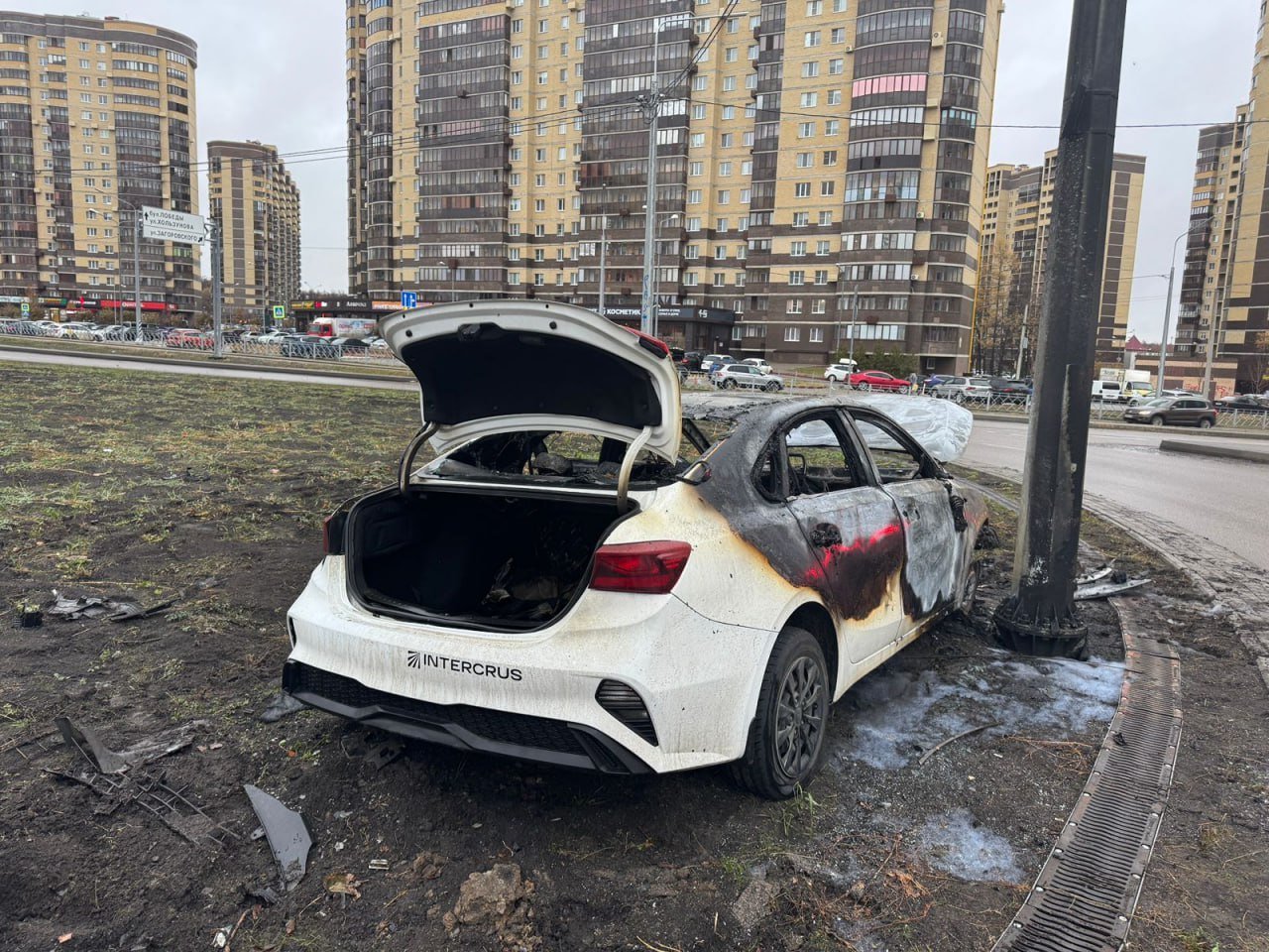 Водитель Kia Cerato бросил в горящем авто 19-летнюю девушку и скрылся с места ДТП на Шишкова  В полиции уточнили, что мужчина не справился с управлением и врезался в столб. После удара машина загорелась. Пассажирка получила травмы, ее доставили в больницу. Личность водителя устанавливают.