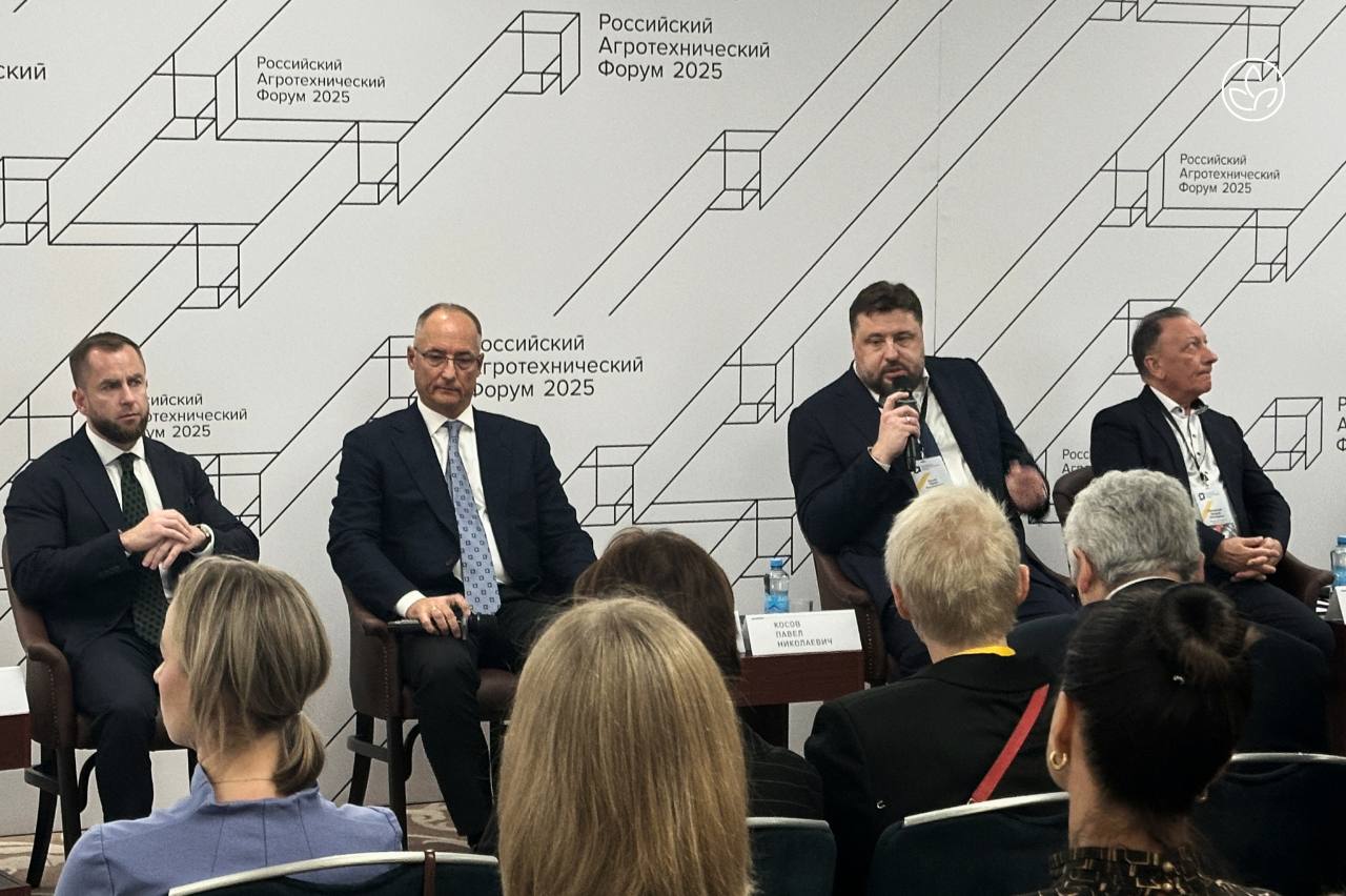Более 64 млрд рублей направил Росагролизинг в поддержку российского машиностроения Об этом сообщил генеральный директор Росагролизинга Павел Косов на XII Российском агротехническом форуме одном из главных событий в сфере сельхозмашиностроения и АПК 2025 год стал испытанием для отрасли 1   высокая ключевая ставка 2   рост себестоимости 3   снижение рентабельности В итоге приобретение техники сократилось на 28 а отгрузки российских заводов на 40   Несмотря на это меры поддержки и инициативы Росагролизинга помогли стабилизировать рынок Акции Оттепель и Стабильный год позволили аграриям сэкономить более 11 млрд рублей а 1 7 тыс хозяйств получили отсрочку платежей на год Мы называем этот процесс летней оттепелью после холодной весны Рынок показал способность к восстановлению и важно сохранить этот положительный тренд Павел Косов Сегодня 94 поставок Росагролизинга приходится на российскую технику Компания продолжит масштабировать меры поддержки чтобы аграрии могли обновлять парк укрепляя экономику и продовольственную безопасность страны Участники пленарного заседания благодарили Росагролизинг за поддержку и предпринятые меры которые позволили заводам разгрузить стоки