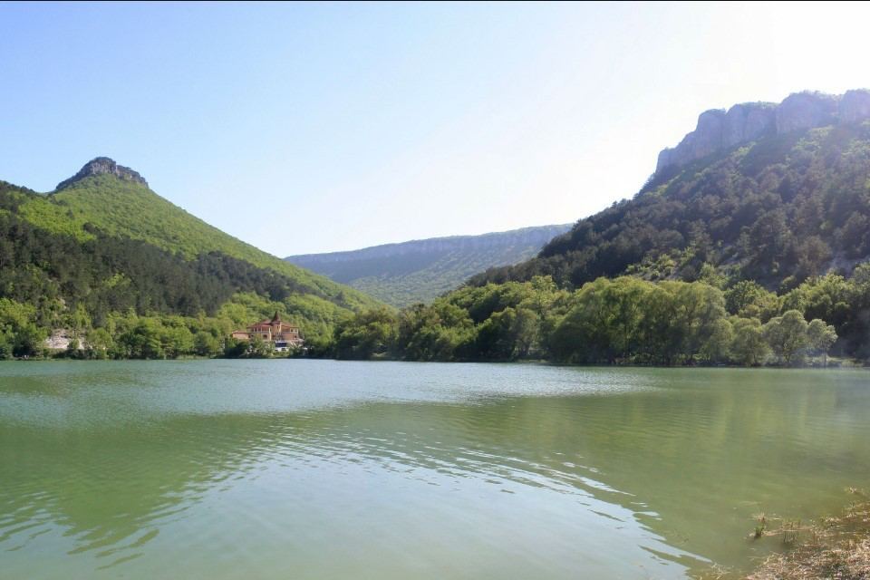 500 лет памяти в Крыму установят бюст Штефану чел Маре в честь дружбы с Молдовой Уже несколько лет в Крыму существует памятный знак в честь многовековой дружбы с Молдовой Он находится в Благовещенском монастыре что на горе Мангуп Кале Речь идет о памятной табличке посвященной событиям 1475 года когда на территории Мангупской крепости местные жители вместе с войнами господаря Штефана III Великого защищали крепость от турецкого нашествия С того момента прошло уже несколько столетий но память о событии все еще живет поэтому 27 августа Культурно образовательный центр Молдовы в России установит памятный бюст молдавскому господарю Открытие пройдет в среду в 11 00 Подписывайся на truekpcrimea