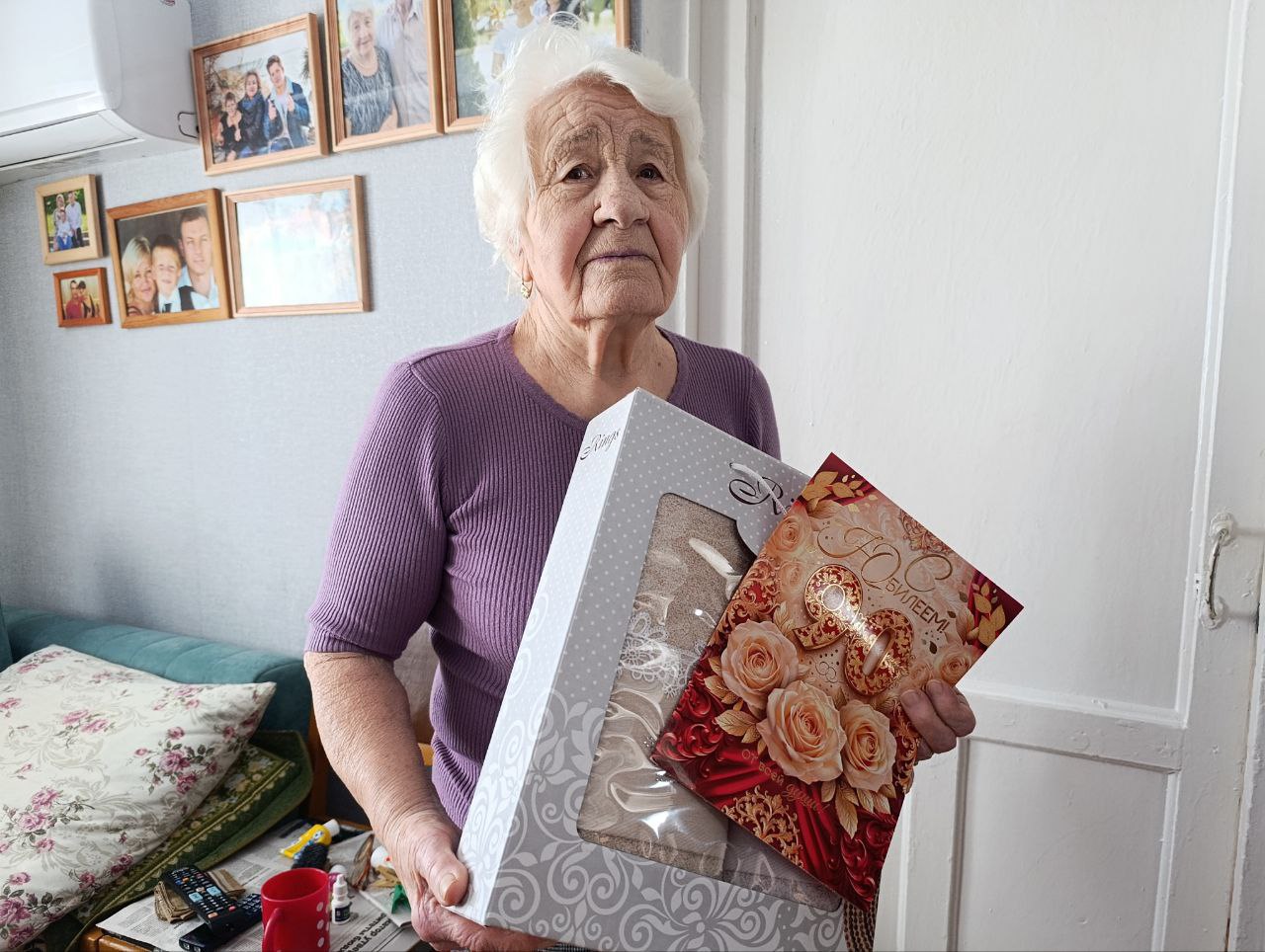 Своё 90 летие отмечает сегодня жительница посёлка Владимировка Надежда Гавриловна Иватская Надежда Гавриловна проработала во Владимировский библиотеке 50 лет Читатели старой закалки до сих пор помнят хозяйку книжного царства Сейчас она окружена любовью двоих дочерей Светланы и Марины четверых внуков и пятерых правнуков Надежда Гавриловна с супругом Владимиром Васильевичем учат молодёжь ценить семью уважать старших помогать близким Именинницу поздравили представители Владимировского теруправления районного и поселкового Советов ветеранов