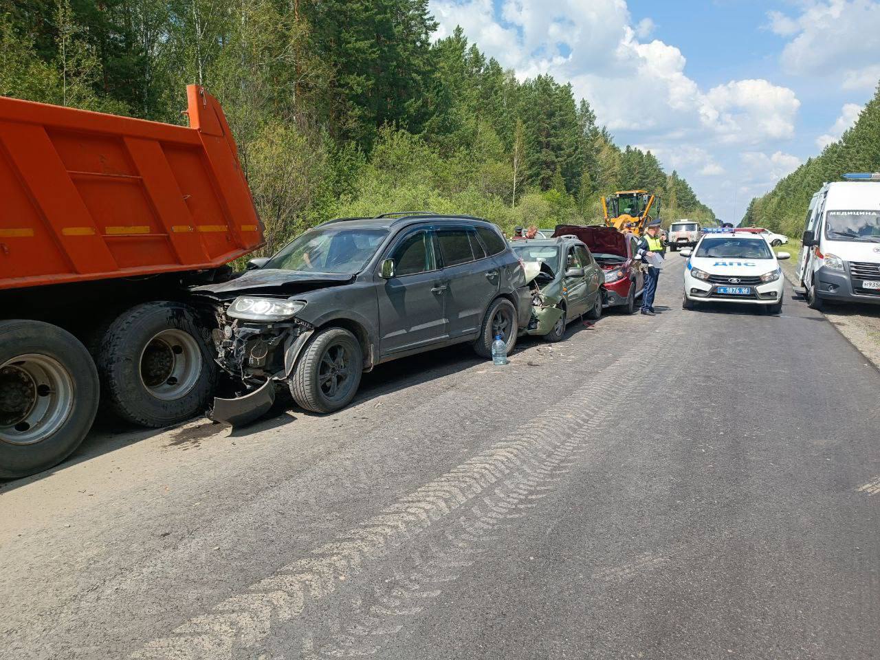 Сразу пять автомобилей столкнулись в Талицком районе По предварительным данным, «Камаз» чистил проезжую часть, из-за этого образовалось облако пыли и ухудшилась видимость. Водитель Hyundai в этих условиях не смог сохранить необходимую дистанцию и врезался в грузовик. Вслед за этим Lada влетела в иномарку, дальше по цепочке столкнулись еще две машины — Renault и Chevrolet. Водителя Lada госпитализировали. Проверка по факту аварии продолжается. ГИБДД