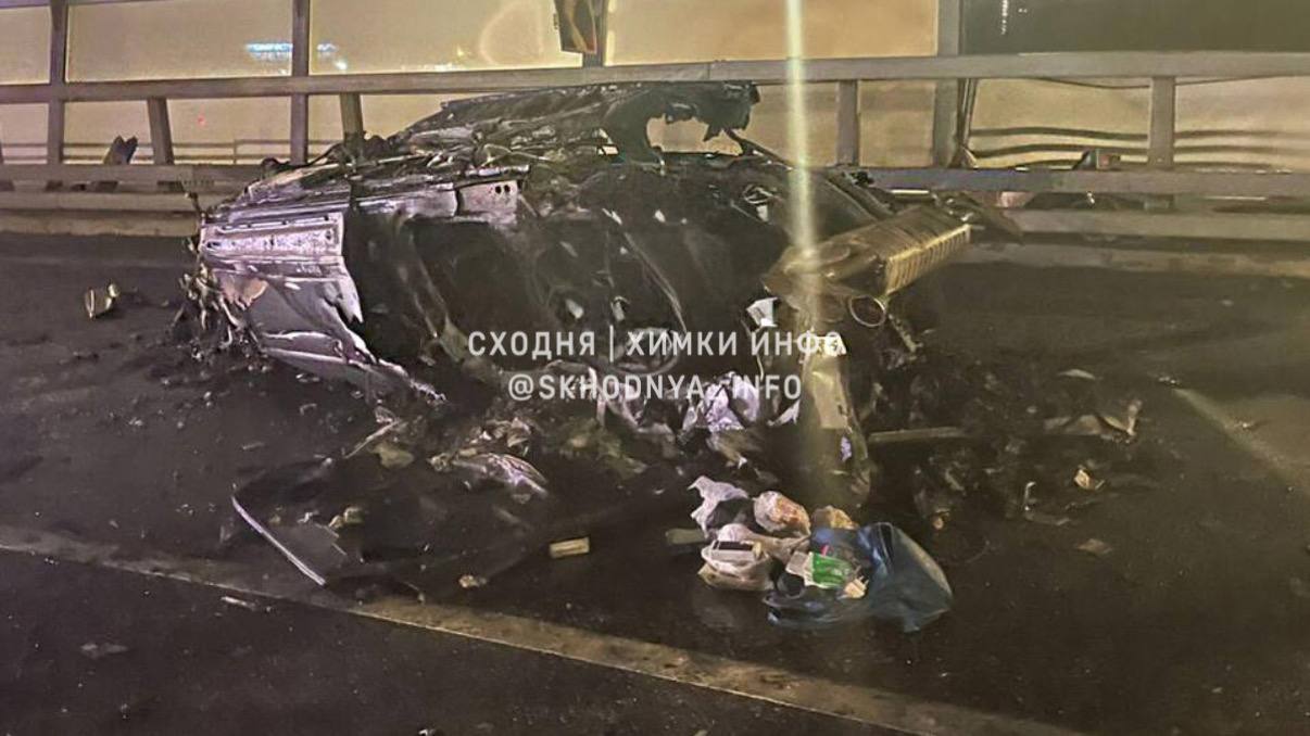 Смертельное ДТП с Lamborghini Urus у Шереметьево Ночью в районе Молжаниново на съезде с Международного на Ленинградское шоссе водитель не справился с управлением Авто стоимостью более 30 млн рублей врезалось в столб перевернулось и загорелось Два человека погибли на месте еще двое получили травмы По данным на машину числится 586 штрафов на сумму 1 1 млн рублей за последние три месяца Причины аварии и все обстоятельства уточняются Радио 1 MAX Прислать новость