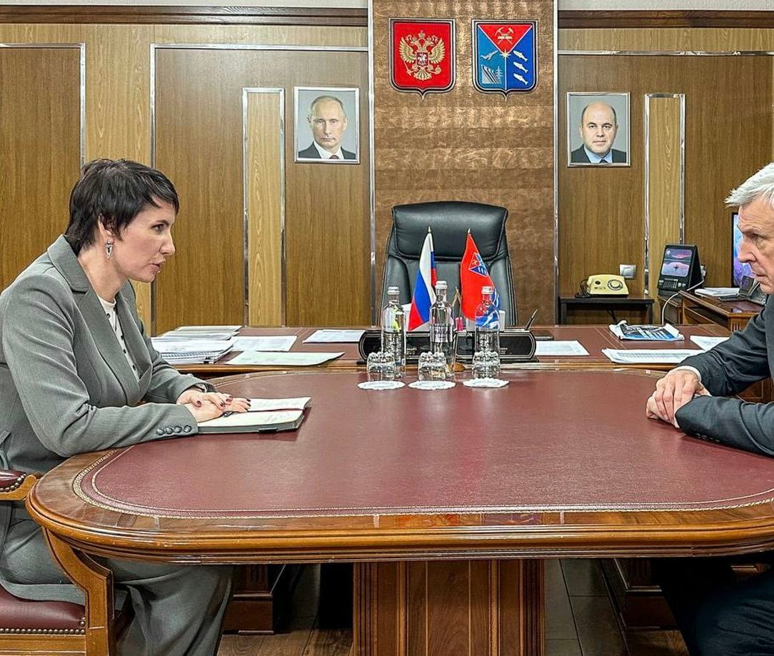 Банки встают в очередь на кредиты для мэрии Магадана. Сумма возврата при этом существенно уменьшается После перехода расточительного сити-менеджера Гришана в правительство Носова мэрия Магадана оказалась у финансистов на хорошем счету. За новый кредит муниципалитету конкурировали сразу три банка, чего давно не случалось. По итогу городскому бюджету удалось сэкономить сразу 12 миллионов рублей, что в магаданских реалиях прежде казалось невообразимым. Гораздо хуже ситуация с займами у правительства Носова. Погрязшему в огромных долгах областному бюджету систематически отказывают в ссудах. Госдолг региона превышает 20 миллиардов рублей и это не считая многомиллиардных обязательств по лизингам вертолетов и коцессиям. Госпожу Поликанову похоже пора в губернаторы, регион необходимо вытаскивать из долговой пропасти.