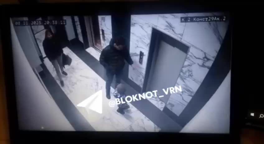 Трехлетний ребенок провалился в шахту лифта в Воронеже, отец спас сына