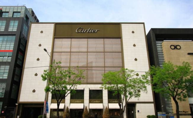 В Сеуле россиянке не продали кольцо Cartier из-за паспорта России. Супруги из Казани зашли в бутик, выбрали украшение за $2,1 тыс. и на кассе попросили оформить tax free. Увидев российский паспорт, сотрудники ушли к руководству, после чего к ним вышел администратор и вежливо, но твёрдо отказал в покупке — “из-за гражданства”. Даже попытка купить кольцо без возврата налога не помогла — отказали снова. Причина - в санкциях на продажу предметов роскоши россиянам, введённых ЕС в апреле 2022 года. Под запрет попали украшения, часы, дизайнерская одежда и другие товары стоимостью выше €300. Многие бренды включая Cartier, Chanel и Rolex соблюдают эти ограничения и за пределами Европы. Ранее похожие случаи уже происходили в бутиках Франции, Италии, Испании и ОАЭ — там россиян тоже разворачивали после проверки паспорта.