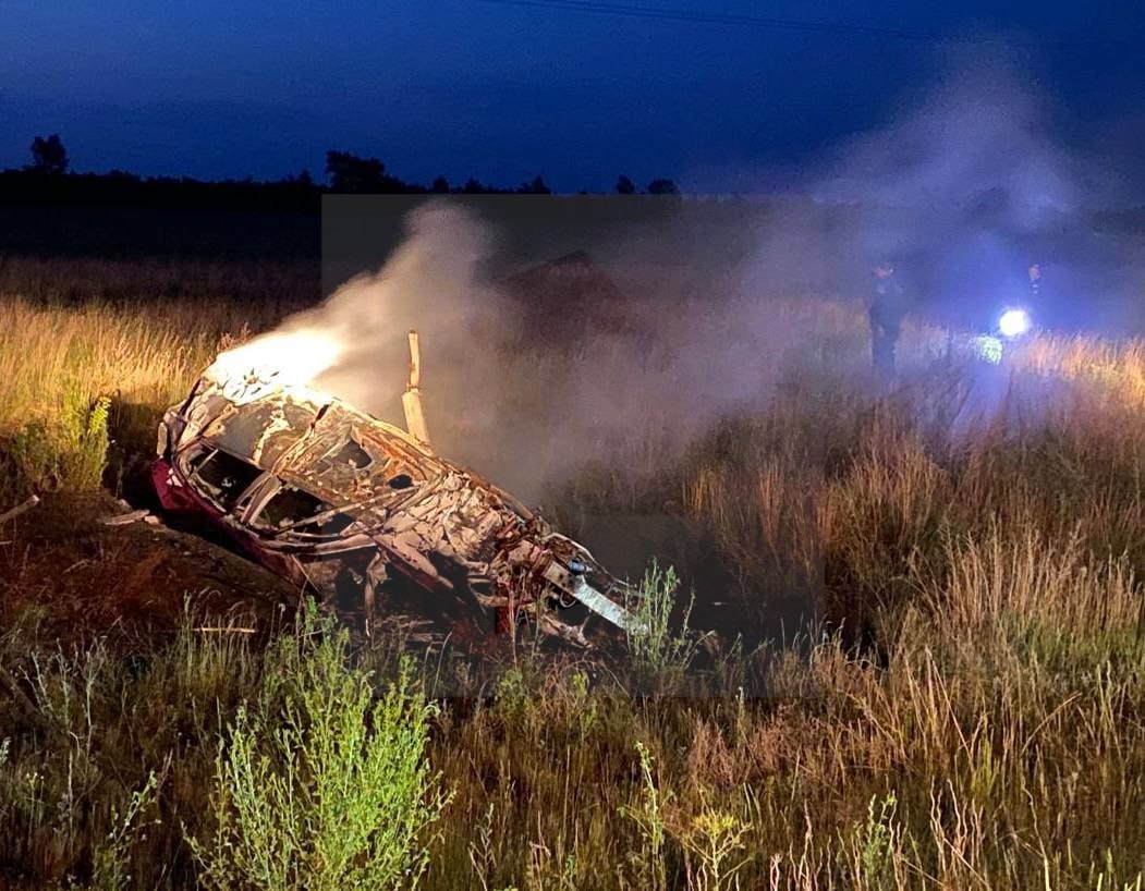 В Славгороде Lexus наехал на косулю: три человека погибли, автомобиль сгорел. "По предварительной информации, водитель, управляя автомобилем Lexus, допустил наезд на косулю и последующий съезд с трассы. Произошло опрокидывание и возгорание транспортного средства", — сообщили РЕН ТВ в МВД Алтайского края. В результате ДТП водитель и один пассажир скончались на месте, еще один пассажир скончался по дороге в медучреждение. Иномарка сгорела полностью. Буст Отправить новость