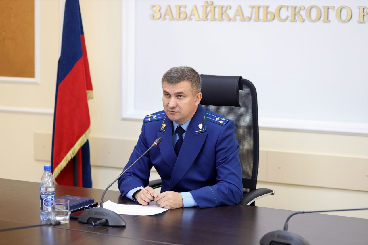 В Забайкалье бывший ректор медицинской академии предстанет перед судом по делу о превышении должностных полномочий Заместитель прокурора Забайкальского края Сергей Цурбанов утвердил обвинительное заключение по уголовному делу в отношении бывшего ректора Читинской государственной медицинской академии а также ответственного секретаря приемной комиссии учреждения Они обвиняются по ч 1 ст 286 УК РФ превышении должностных полномочий и пособничество в нем Уголовное дело возбуждено по материалам прокуратуры и регионального управления ФСБ России По версии следствия в 2021 2022 годах ректор академии при содействии секретаря приемной комиссии утверждал и подписывал заявления ординаторов на выплату финансируемой из бюджета материальной помощи под предлогом тяжелого материального положения последних Полученные денежные средства фактически передавались для дополнительного обеспечения деятельности членов приемной комиссии в том числе организации их питания банкетов и приобретения материально технических средств Общая сумма причиненного учреждению высшего образования ущерба составила около 400 тыс рублей вся его сумма в ходе предварительного следствия добровольно возмещена пособником в совершении преступления После вручения обвинительного заключения фигурантам уголовное дело будет направлено для рассмотрения по существу в Центральный районный суд г Читы   prokzabkray