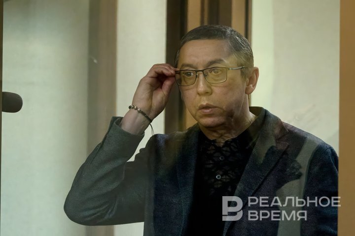 Допследствие заняло три года осужденного за банду Тукаевские Кирилова ждет суд по делу ОПС Прокуратура повторно направила в суд дело сообщества Тукаевские в отношении 30 ти фигурантов Вахитовский суд Казани повторно рассмотрит дело ОПС Тукаевские по обвинению в серии вымогательств поджогов разбоях а также строительной и страховых аферах на 60 млн рублей и организации незаконной миграции 7 7 тысяч иностранцев Первый процесс над 30 соратниками беглого авторитета Анатолия Агрбы стартовал в сентябре 2021 года однако через год суд посчитал нужным вернуть дело в прокуратуру и дополнительное следствие растянулось на три года сообщает журналист Реального времени Сегодня прокуратура Татарстана проинформировала о повторном утверждении обвинения по этому делу в 2115 томах Лидерами сообщества силовики по прежнему считают сдавших главу БОП МВД Татарстана бизнесменов Наиля Шайхутдинова и Геннадия Кирилова а также сбежавшего из России авторитета Анатолия Агрбу Подпишитесь на Реальное время в МАХ Telegram Дзен