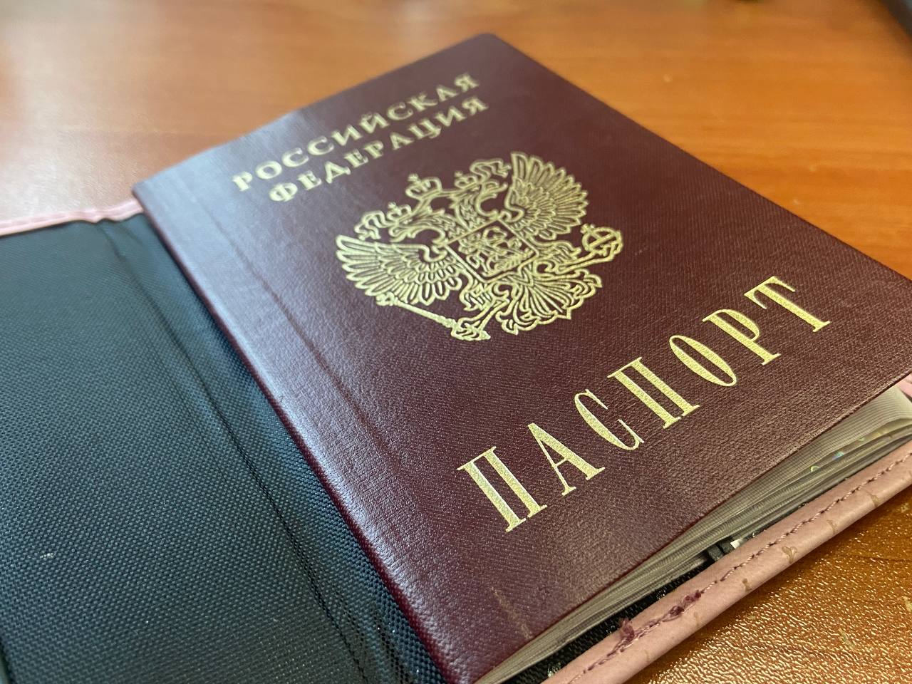 В Курской области осудили группу за бизнес на фиктивном отцовстве Во Льгове судили шестерых человек которые с 2021 по 2022 год занимались тем что помогали иностранцам из Китая и Таджикистана оформлять фиктивное отцовство То есть на бумаге папа а по факту никакой ответственности никакого воспитания детей В итоге вся компания попала под статью за организацию незаконного пребывания иностранцев в России Суд вынес приговор кому то дали условный срок с солидным штрафом кому то ограничение свободы Максимум 4 года условно и штраф 300 тысяч рублей Минимум чуть больше года ограничения свободы Такая вот схема закончилась для предприимчивых организаторов совсем невыгодно Курская Telega Прислать новость